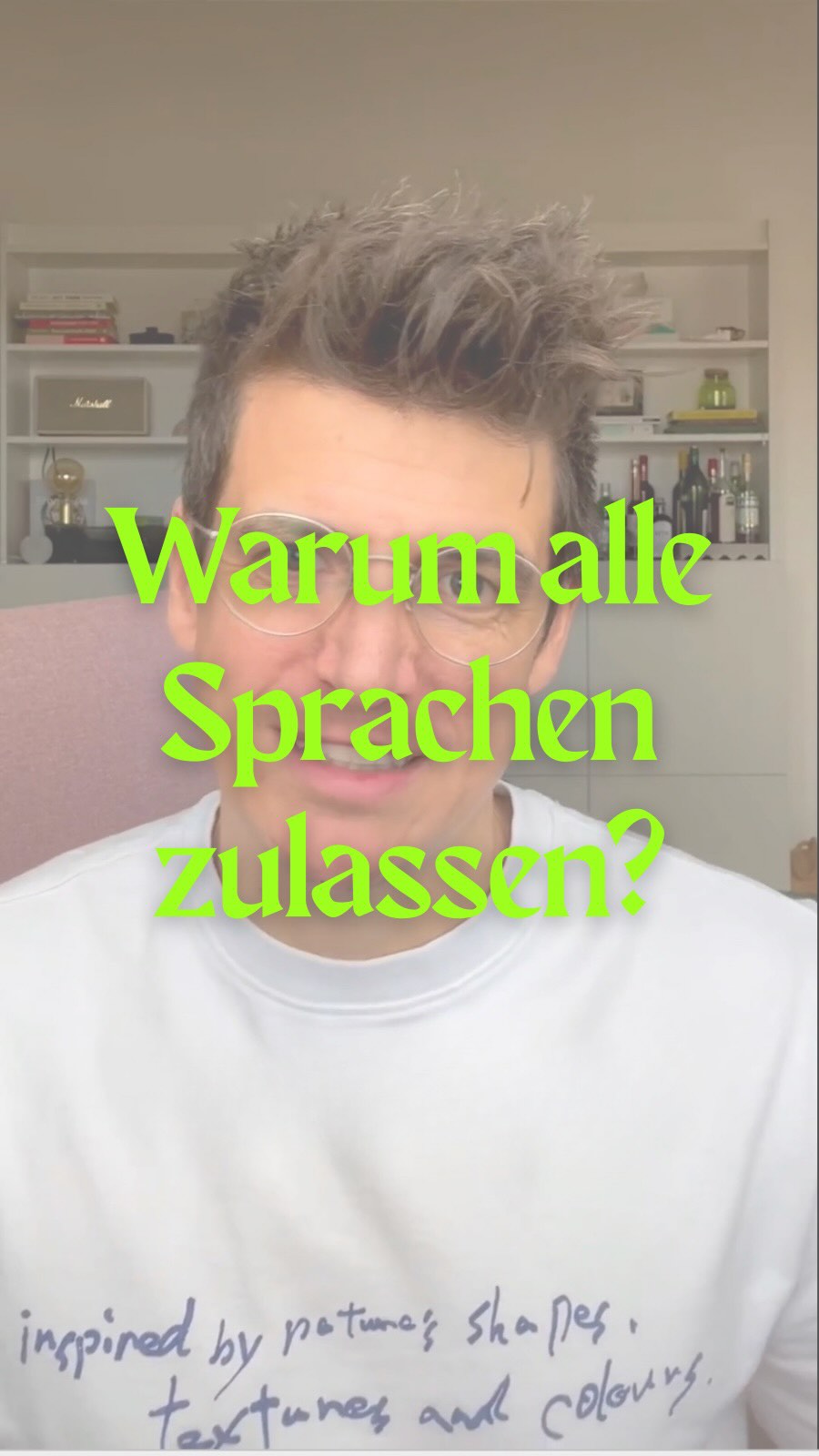 Warum alle Sprachen der Schüler*innen im Unterricht willkommen sein sollten 🌍💬
Aktuelle Forschungsergebnisse unterstreichen: Werden alle Sprachen der Schüler*innen im Unterricht berücksichtigt, können sie in mehrfacher Hinsicht profitieren:
✔ besseres Verständnis der Fachinhalte durch leichteres Schließen von Wissens- und Verstehenslücken,
✔ schnellere Fortschritte in der Unterrichtssprache,
✔ mehr Selbstvertrauen und Zugehörigkeitsgefühl – und damit eine höhere Lernmotivation.
Eine zentrale Erkenntnis für die Schulpraxis: Unterricht sollte so geplant werden, dass Schüler*innen möglichst viel ihrer sprachlichen Ressourcen in Lehr-/Lernprozesse einbringen können.
Wie wird dieser Ansatz bei euch umgesetzt? Lasst mir gerne einen Kommentar zu euren Erfahrungen und Perspektiven da! 👇
#Mehrsprachigkeit #SprachlicheVielfalt #Bildungsforschung #InklusiverUnterricht #DeutschAlsZweitsprache #Schulentwicklung #ForschungFürDiePraxis #UniWien
Quelle: Veerman, E., Danbury, E., Duarte, J. da S., Volman, M., & Gaikhorst, L. (2025). A systematic review of empirical studies into multilingual pedagogies and their outcomes in primary education. Journal of Multilingual and Multicultural Development, 1–26. https://doi.org/10.1080/01434632.2025.2472862