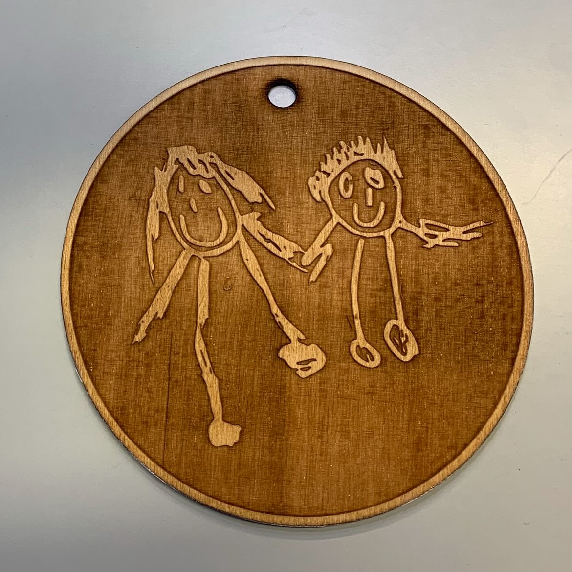 De julegaver der altid hitter allerbedst, er de meget personlige af slagsen. På Stensagerskolen er der mange elever, som er rigtig gode til at tegne. Vi tegner med fed, sort tusch på papir, og efterfølgende tager vi billede af tegningen, så den kan vectoriseres. Igen i år er rigtig mange personlige gaver blevet til i de små makerspaces, og igen i år er jeg helt høj over det lys der kommer i elevernes øjne, når de forlader lokalet med så fint et slutprodukt i hænderne🙌🎄🎁
#kreativmedteknologier #makerspaces #personligegaver #kursusvirksomhed #boostditmakerspace #kreativeprocesser #specialskole #fraanalogtildigital