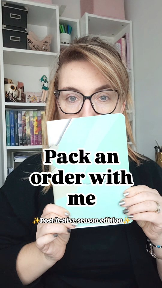 Pack an order with me (post-Festive season edition & including undereye bags as bonus) ✨️🤭
#2026planners #handmadebypipacrafts #myplanner #etsyseller #2026diary #shoponetsy #nowonetsy #2026calendar #etsyuk #stationerylover #etsyseller #2026diary #handmadediary #stationerylover #packanorder #packanorderwithme #handmadebooks
