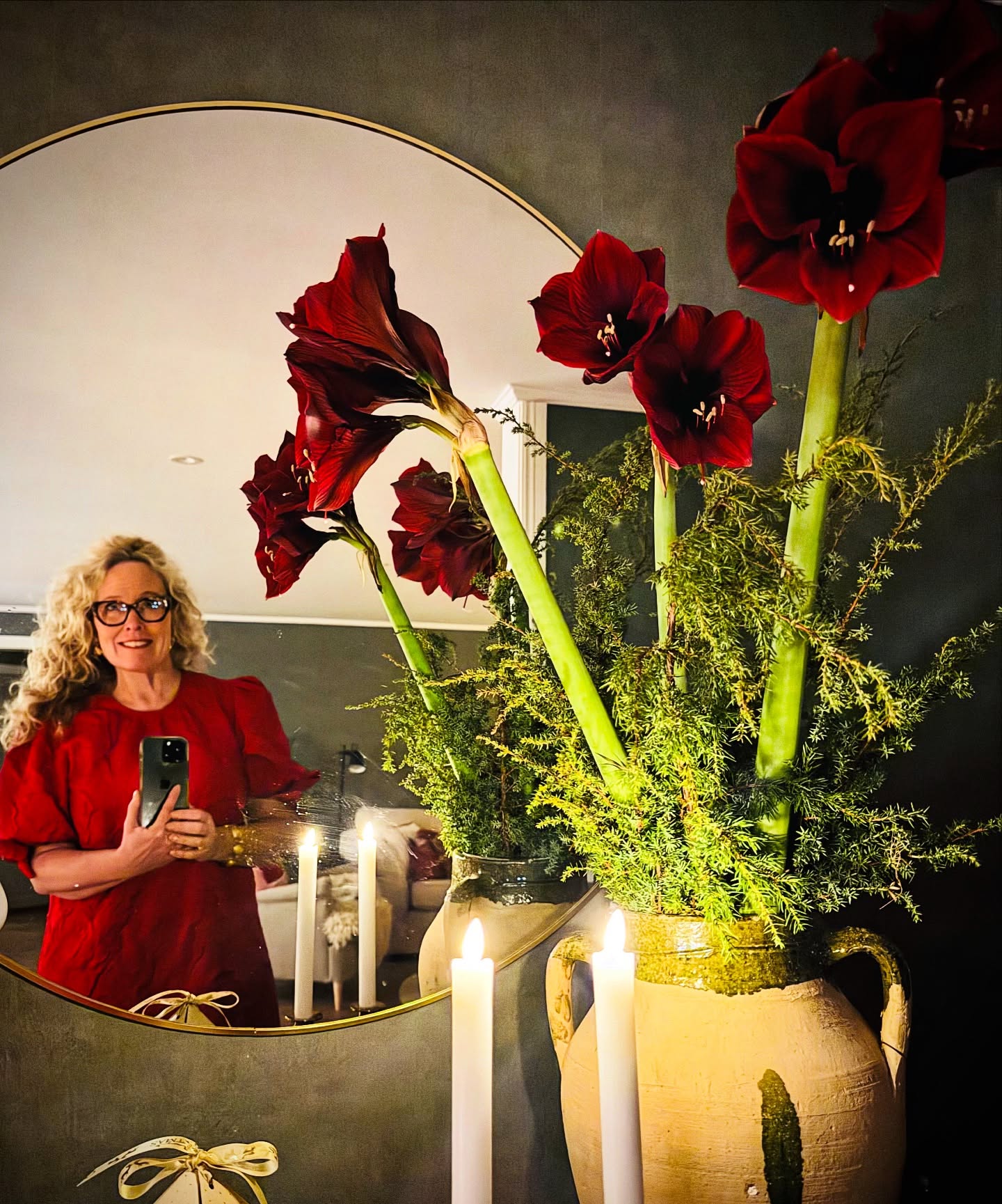 ~God fortsättning ~
Julkalas och lata dagar. En skön ledighet med mix av sovmornar, promenader, mysbyxor och film med familjen.
Tacksam för en mild temperatur utomhus. Passar mig förträffligt, kroppen mår bra och man får faktiskt lite vårkänning nu när vinterkörsbäret blommar och solen glimtar fram.
En tid för återhämtning med de bästa och nu väntar miljöombyte med vänner. Och jag tror ni kan gissa vart det bär hän och är ni sugna på att hänga med här inne?
#julklänning #amaryllis #julfint #christmas #juldekoration