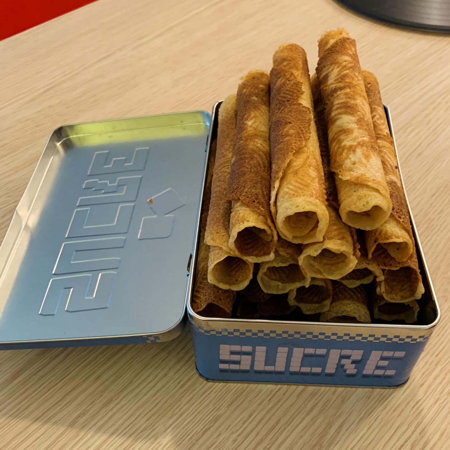 Les fameux bricelets du coin ! Aussi bons que les biscuits dentelle... La recette est celle de @nutribiote et nawali à base de crème fermentée et de levain, pour une digestion optimale 🌟 J'ai aussi utilisé du miel local à la place du sucre... encore meilleur 🥂 !!
.
.
#BonAppetit !
.
+ de 170 recettes et astuces sur
www.delicieuxsanssucre.com
Ou lien cliquable dans ma bio @delicieuxsanssucre
.
⚠️ Allez faire un tour sur la page du magnifique 🍀programme TAPAS🍀que je vous ai concocté, pour trouver l'alimentation sans sucre qui vous conviendra à VOUS 🎯... Lien en bio...
>>Commentez YES et je vous envoie une surprise 😄😄
.
.
.
#Transformezvotrealimentation #alimentationIntuitive
#MangerMieux #MieuxManger #FaitMaison #DansMonAssiette #MangerSain #MangerSainement #cestropbon #DelicieuxSansSucre #IgBas #IndexGlycemiqueBas #RegimeIgBas #miam #miamMiam #VraimentSain #SansGluten #gourmand #Bio
#StopSucre #ArreterSucre #DetoxSucre #SansSucreRaffiné