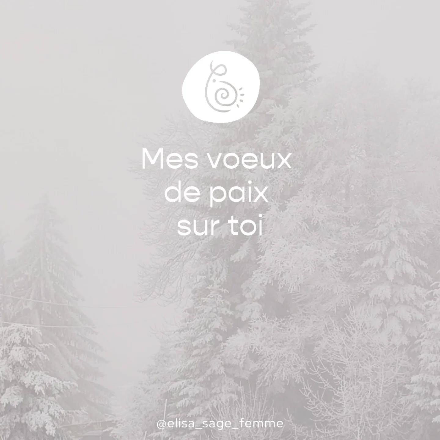 À toi
qui n’as pas le cœur à la fête,
à toi
qui marches seul·e,
à toi
qui vis avec la peur pour compagne
ou la précarité comme horizon,
à toi
qui as tout et qui doutes quand même,
à toi
qui traverses un deuil,
la perte d’une grossesse,
d’un être aimé,
d’un projet qui n’a pas vu le jour,
à toi
qui fêtes Noël,
et à toi
qui le laisses passer en silence.
Que ton cœur trouve le repos.
Qu’il se dénoue,
qu’il se pose,
qu’il s’apaise.
Que ton regard sur ton corps
devienne doux,
reconnaissant,
honorant ce qu’il porte
et ce qu’il accomplit chaque jour.
Que ton identité de parent
cesse de trembler.
Qu’elle s’enracine.
Qu’elle tienne debout.
Que ton regard sur ton enfant
soit rassuré.
Il t’a, toi, pour parent — quelle chance.
Que ton regard sur le monde reste juste,
droit et aimant.
Même quand le monde vacille.
Que l’amour gagne.
Toujours.
L’amour pour toi.
L’amour pour l’autre.
Que la paix t’enveloppe
comme une couverture en plein hiver,
chaude, silencieuse, fidèle.
Que la paix soit sur toi
et sur ceux que tu aimes.
Et que ces jours de fêtes
soient doux, et profondément paisibles ✨
#mesvoeux #voeuxdesagefemme #àtoi