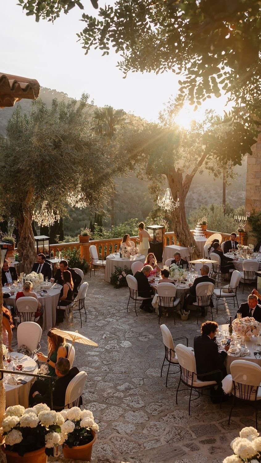 Überwältigt und Sprachlos!
Ich bin immer noch überwältigt. Als die Anfrage von den beiden kam, hätte ich niemals gedacht, dass ich einmal Hochzeiten für Menschen planen darf, mit hohem Bekanntheitsgrad und die trotzdem so wunderbar bodenständig sind.✨
@lexi.iixi und @niklas.wilson begleiten zu dürfen, ihnen Locations zu zeigen und zu sehen, wie sie mich in ihrem Video verlinken und unterstützen, bedeutet mir mehr, als ich in Worte fassen kann. Danke für diese unglaublich wertvolle und völlig unerwartete Werbung. 🙏🏼
Ich lerne, wachse, genieße und freue mich riesig auf eure Hochzeit. 🤍
Vor ein paar Jahren hätte ich nie geglaubt, dass ich einmal für VIP-Paare, YouTuber, Sportler oder Promis planen darf. Heute erfüllt es mich zutiefst und erinnert mich daran, warum ich meinen Beruf so liebe.
Danke für euer Vertrauen. Es ist für mich alles andere als selbstverständlich.
Wer die beiden verfolgen möchte, kann sich den Kanal von Willy abonnieren, in dem du zu 100% zu lachen gebracht wirst.
https://youtube.com/@niklas-wilson?si=NABP8Y3CQcJzakCp
#weddingplanner #vipcouple #bridetobe #verlobt #mallorcawedding #weddingmallorca #hochzeit