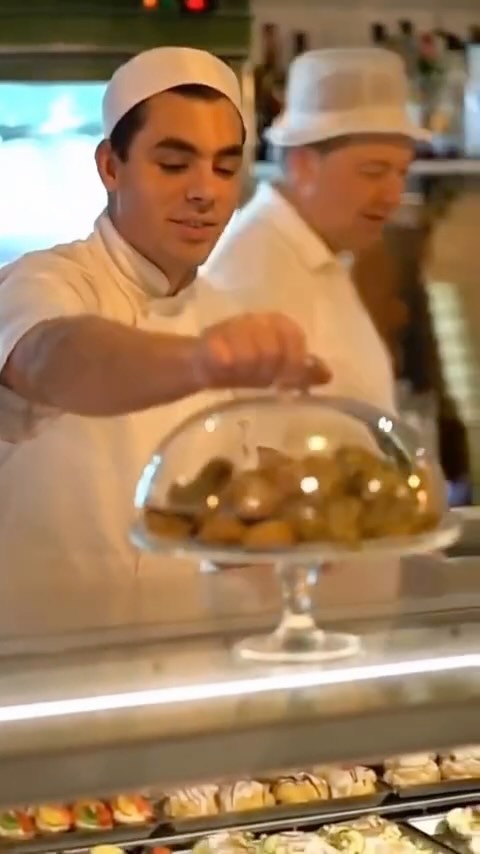 🎄✨ It’s your last chance this Christmas Eve to treat yourself to our delicious, homemade Christmas lodges & cakes for yourself, guests or Christmas gifts!
Lovingly handmade by our talented chefs Carlo & Sal 🎄
Panettone’s are SOLD OUT!
Merry Christmas Eve! 🎅🎂