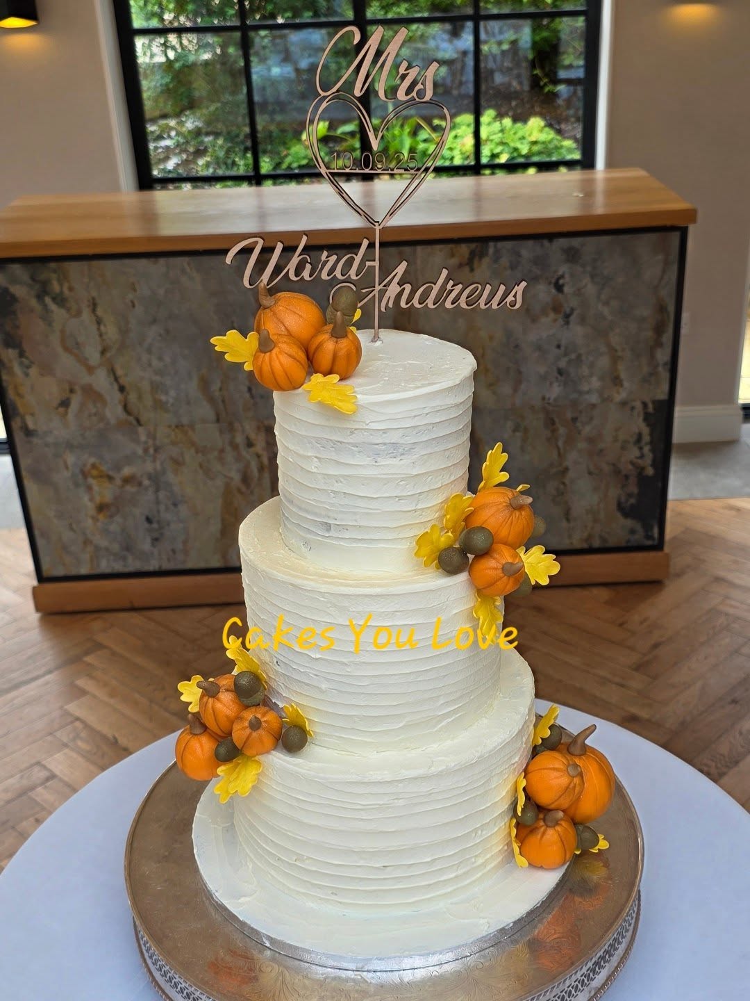 An autumn themed wedding cake delivered to @thepeartreepurton back in September. Fondant pumpkins, fondant acorns and gold acorn leaves sat against a backdrop of vanilla buttercream. This was a completely vegan wedding cake