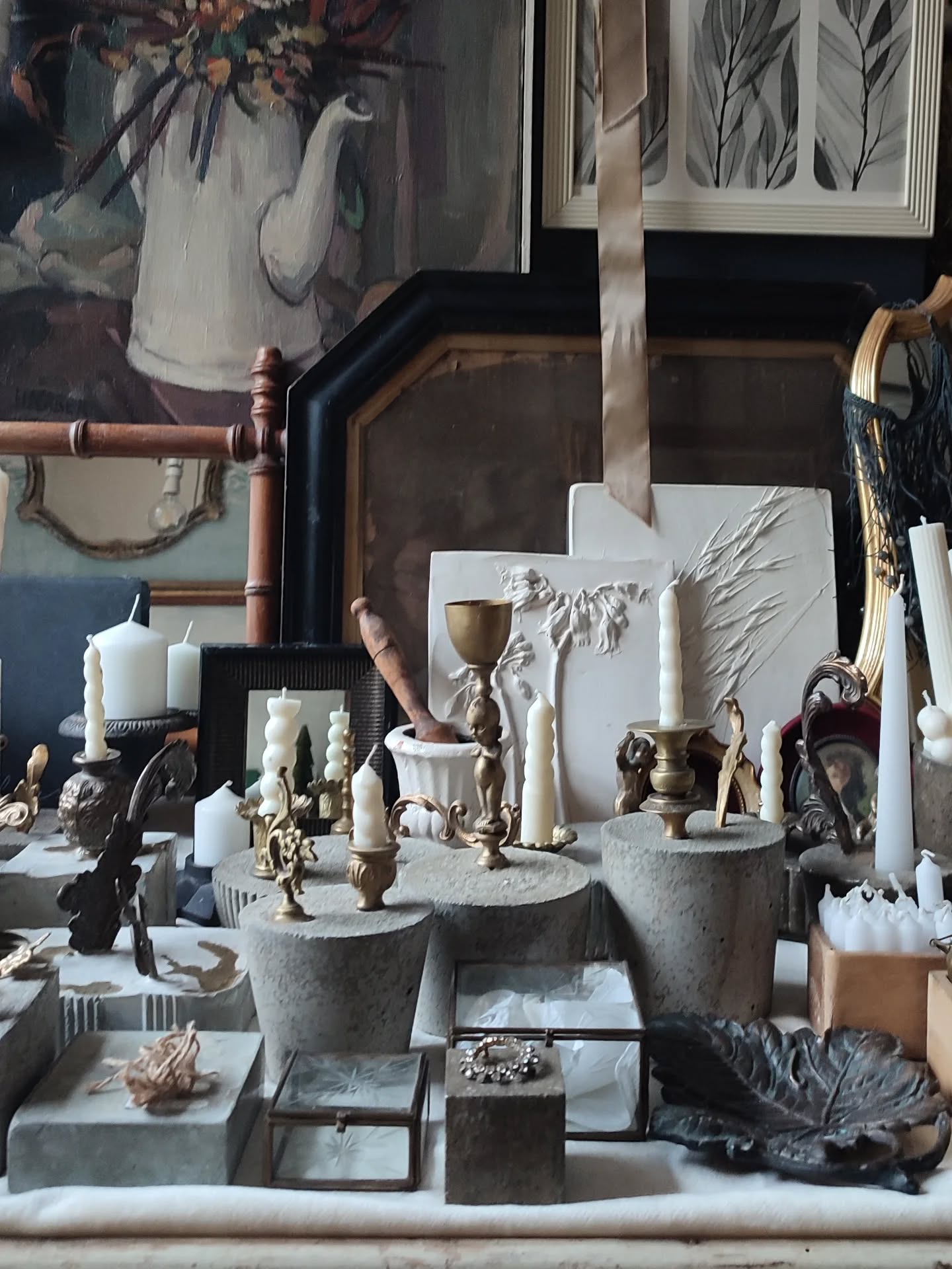 Ci siamo, il tempo è volato e siamo arrivati agli auguri in un soffio.
In questi mesi ho fatto per voi tanti lavori interessanti, belli e di grande soddisfazione.
Ho partecipato a due mostre mercato che ho sempre ammirato e di cui ora sono felice di far parte, ho rivisto clienti che ormai sono amiche ed è la conferma che sto facendo bene.
Ho conosciuto tante di voi che ora siete approdate a questa finestra sul mondo fatta di immagini ma anche di contatto e pensieri, le nostre chiacchiere fanno parte non solo del lavoro ma della mia vita, mi arricchiscono, mi fanno pensare e sentire unita anche a chi, forse, non incontrerò mai.
Parlo al femminile ma abbraccio con gratitudine anche tutti gli uomini che mi vengono a trovare a caccia di pezzi speciali per loro e per le loro case, la cura e il piacere nel circondarsi di cose belle, di scegliere doni giusti è sicuramente gender free ma sensibilità e gentilezza non sono mai scontate.
Grazie per questo bel periodo, grazie per la vostra presenza e la fiducia, auguro a tutte e a tutti, ogni bene, serenità, tempo per voi e i vostri cari.
E pace, quella vera, e soprattutto giusta.
#umanità
#pace