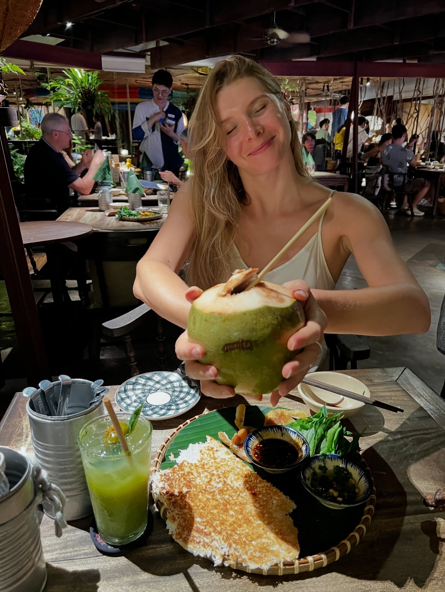 Ej a wiecie, że do Wietnamu też Wam wycieczkę zorganizuję?
W Sajgonie mieszkałam przez parę miesięcy, wracając do tego miasta za każdym razem kiedy miałam wolną chwilę. Czasem na chwilkę a czasem na 3 miesiące. Kocham to miasto całym sercem, które bije w rytmie lokalnego jedzenia, najmocniejszej kawy na świecie i nocnego kolorowego od neonów życia.
Saigon to miejsce, w którym albo się zakochasz albo się od niego uzależnisz. Tak łatwo tu wracać, że aż nie chce się wyjeżdżać!
Oczywiście Wietnam to nie tylko Ho Chi Minh City, ale również takie miejsca jak Sapa, Da Nang czy Hoi An. I wszystkie są w zasięgu krótkiego godzinnego lotu. Jest też wyspa i są plaże i palemki, dżungla i jaskinie, wspinaczki i pola ryżowe.
A wiecie, że Polacy mają wstęp wolno wizowy czyli bezpłatny do 45 dni pobytu? Już łatwiej się nie da. 😘❤️
PS. Medycyna Chińska i ziołolecznictwo mają się tutaj bardzo dobrze. Miałam nawet okazję spędzić popołudnie z praktykiem specjalizującym się w akupunkturze dla osób z niepełnosprawnościami.