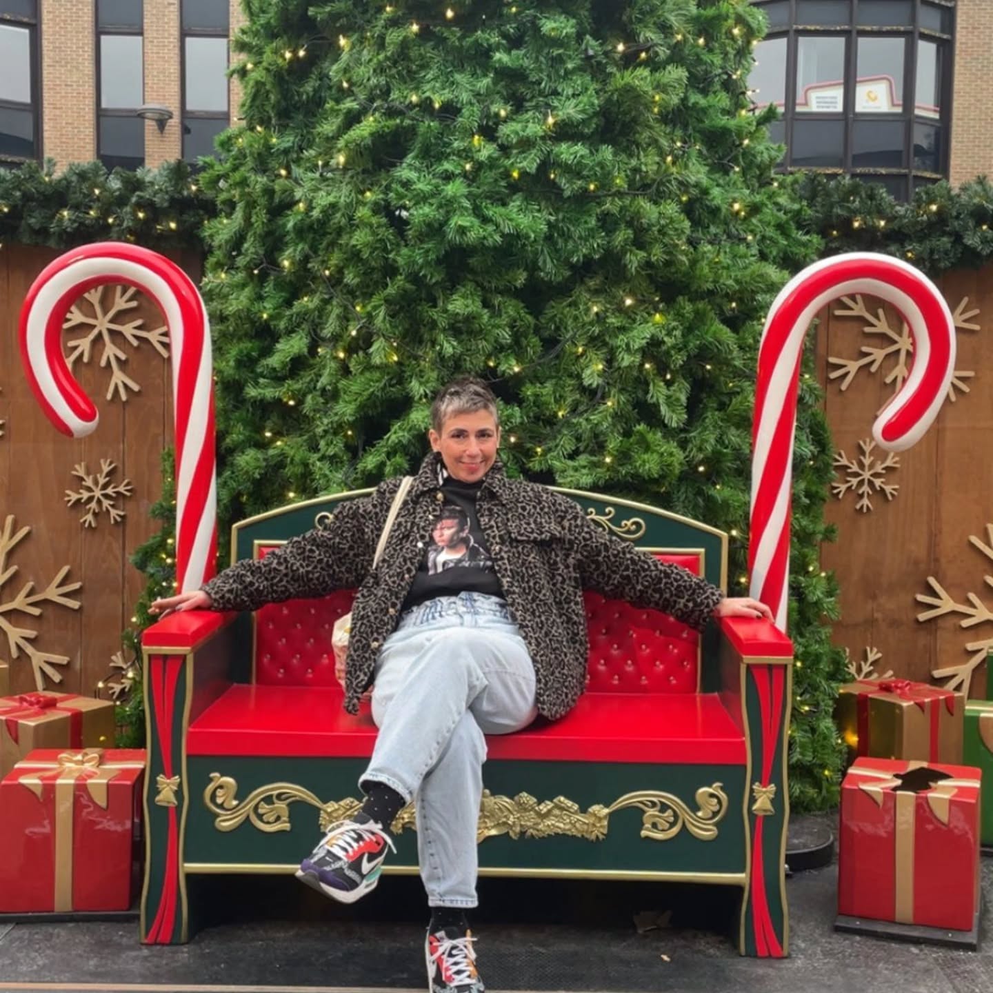 Passez tous un joyeux réveillon de Noël!🎄
Que Noël puisse vous rappeler que la vie est courte, qu'il faut la remplir de paix, de tolérance envers soi et envers les autres, d'amour, de joie, de blagues, de rire et de tendresse!
N'oubliez pas non plus d'être rock'N'roll et d'être vous même ( les autres sont déjà pris, tu connais?😋)
Soyez fou mais pas trop et surtout soyez le héro de votre vie!
LOVE, ROCK AND KISS chez vous les amis ❤️🤘😘 et merci encore pour tout🙏
Et vive Georges Michael 🤩😍🥰😍🥰