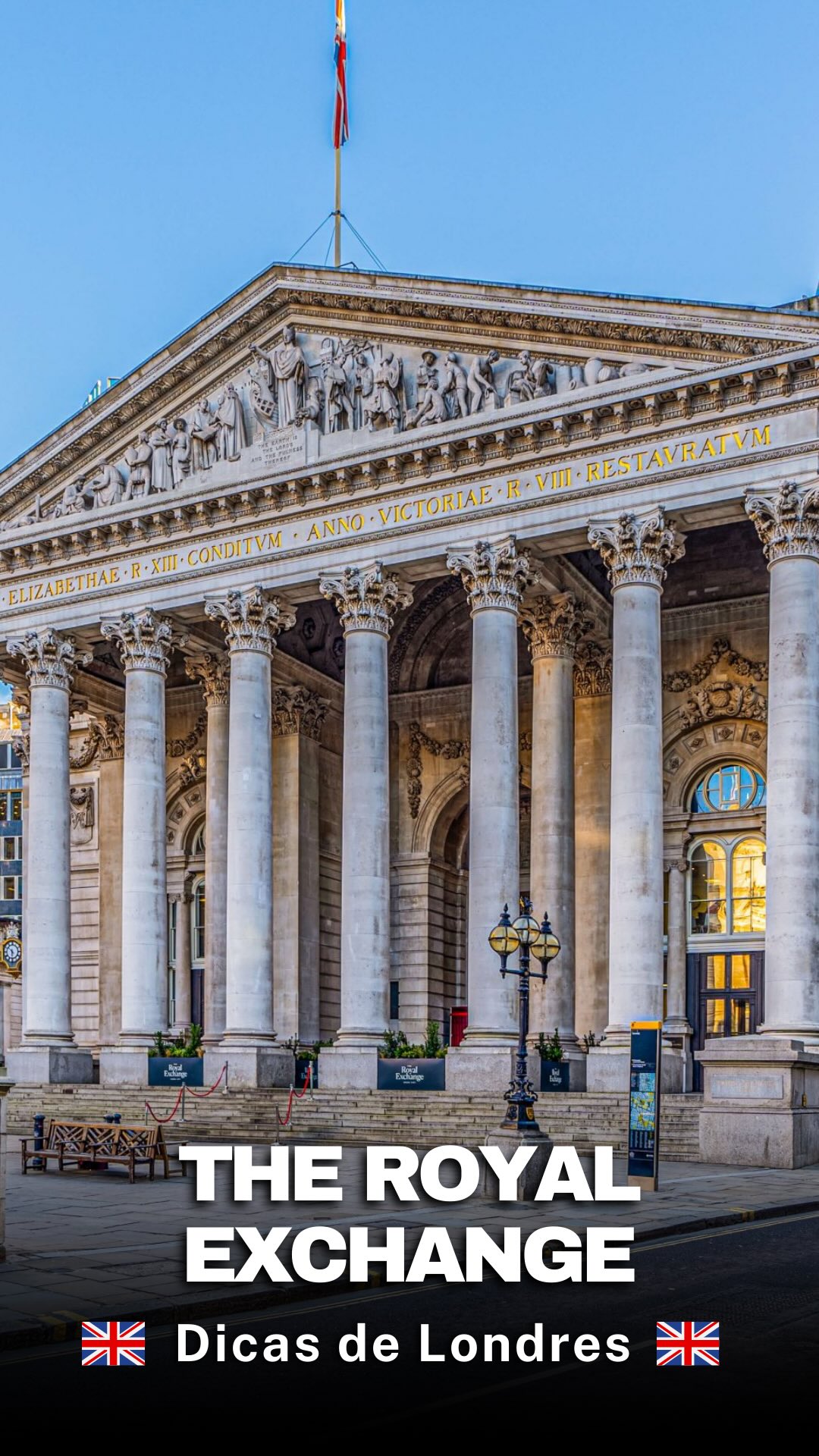 O Royal Exchange fica no coração de Londres, na região conhecida como The City, o centro financeiro da capital britânica. 🇬🇧
Esse edifício icônico, ao lado do Banco da Inglaterra, é um dos prédios históricos mais impressionantes da cidade, reunindo arquitetura clássica, história e um ambiente sofisticado.
Hoje, o Royal Exchange abriga lojas, restaurantes e cafés, e pode ser visitado facilmente pelo metrô, descendo na estação de Bank.
🎥 Mostramos esse lugar e muitos outros no nosso canal EmiLou Day by Day | Irmãs Viajantes, com tours completos e dicas práticas para explorar Londres além do óbvio.