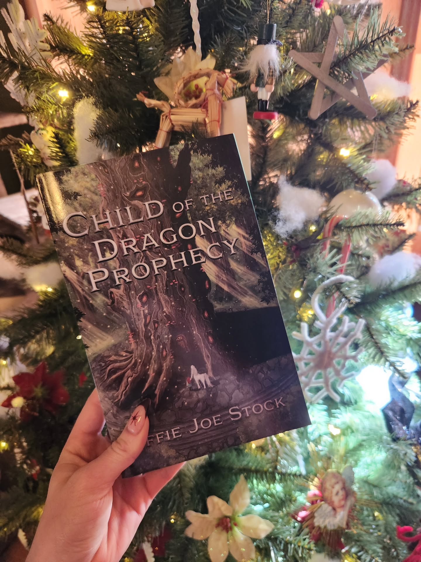 🥀🎄How was everyone's Christmas??🎄🥀
Life has truly put me through the wringer this month (not sure why that's a trend for me almost every Christmas lol) but I had a super nice quiet evening at home with family opening some fun gifts (like new acrylics and ink pens!) eating way too much food, going for walks in the woods, and watching too many movies.
Ready to take a week to reset my life and try and get a handle on 2026. Which is gonna be a big year for publishing company @dragon.bone.publishing !! We have so many fun and exciting things planned and even though it kinda scares the pants off me, i also couldn't be more thrilled to see what's coming 🫶🏻
Peep the lil pipe cleaner Krampus ornament I made last year 🥹
🥀🎄
Don't forget that the ebooks for Child of the Dragon Prophecy, Heir of Two Kingdoms, Son of the Prophet, The Legends of Rasa Vol I AND Human Scars on Planet Skin are all just 99cents from now until the end of the year!
Now's a great time to get caught up on reading them!! Especially if you have any more books to read to finish your GR challenge 👀
🎄🥀
#Christmas #books #reading