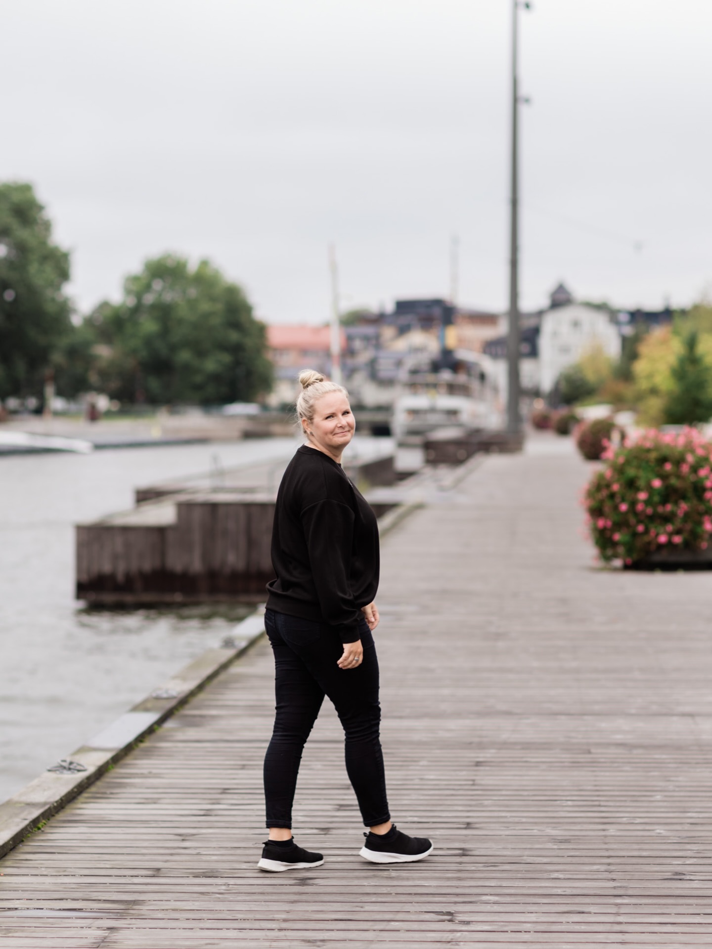 Tack 2025 för ett fullspäckat år. 🖤
Fina samarbeten, roliga uppdrag och nya bekantskaper.
Mycket fokus har legat på mitt andra företag där jag fått äran att hjälpa många kvinnor ut på företagsmarknaden. Och kan numera även titulera mig som författare, vilken grej. 😃
2026 kommer att starta med nya kunduppdrag, fortsätta jobba med befintliga kunder och som vanligt fortsätta att utvecklas och bygga mina två företag.
Tack 2025 och alla kunder!
2026 hoppas jag blir minst lika bra. 😍