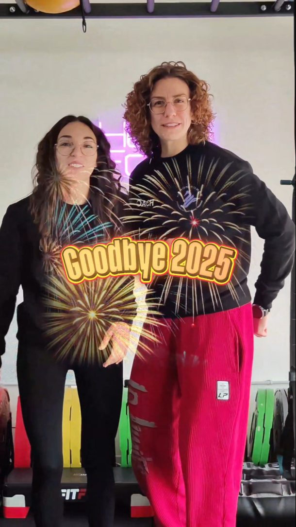 🔥 WOD DI FINE ANNO – TEAM EDITION 🔥
Chiudiamo l’anno insieme, mettendoci il cuore, ridendo e spingendo come solo noi sappiamo fare 💪
Un Team WOD dove l’obiettivo è allenarsi, divertirsi e condividere energia positiva.
⚠️ Prenotazione obbligatoria
🚫 Posti limitati
Al termine dell’allenamento… brindisi di fine anno 🥂
Perché qui l’allenamento è squadra, famiglia e passione ❤️
📍 Via Sandro Pertini 5, Castello di Cisterna
👉 Prenota ora il tuo posto e vieni a chiudere l’anno nel modo giusto 👊🏼
•
•
#heronforcearea #teamwod #functionaltraining #crosstraining #pomiglianodarco