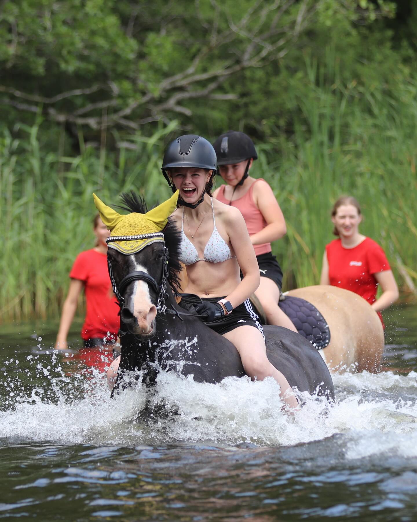 ☀️+🦄+💦= Noget af det aller sjoveste vi ved❤️ Kom og være med til sommer på Danmarks sjoveste ridelejr🥳