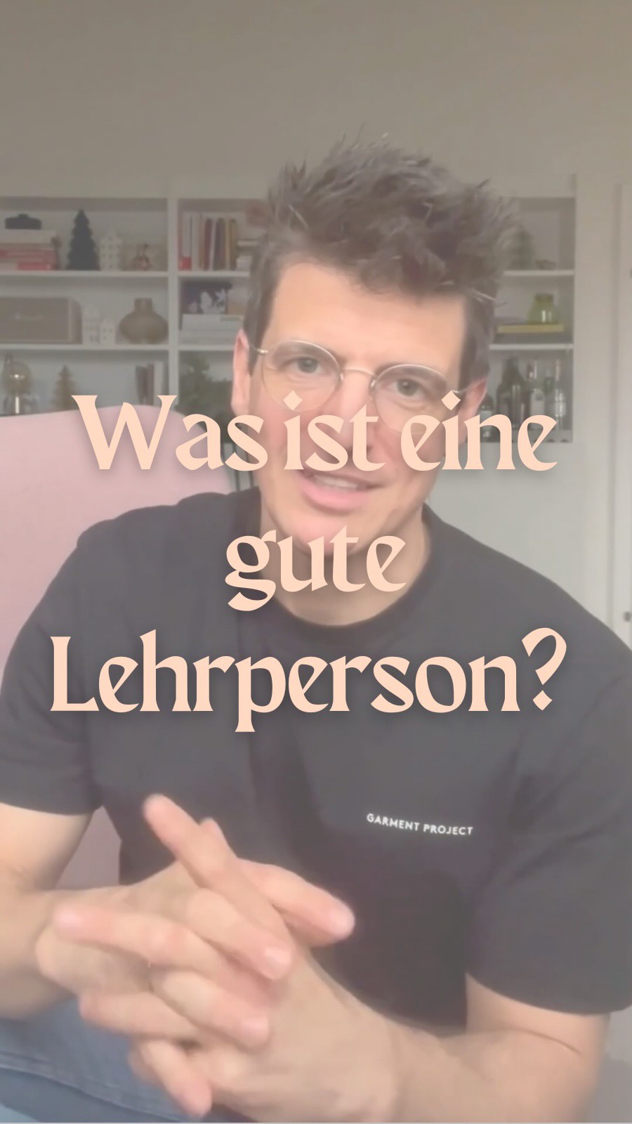 Was macht eine gute Lehrperson aus?
Eine Auswertung von 106 empirischen Studien zeigt: Expertise im Lehrberuf ist kein Zufall, sondern das Ergebnis von Wissen, Haltung und ständiger Weiterentwicklung. Und für mich das Beste: Es lässt sich lernen.
Was wurde untersucht?
Die Studienautor*innen haben zentrale Merkmale von Expert*innen im Lehrberuf aus den 106 Studien mit insgesamt über 1.100 Lehrpersonen herausgearbeitet.
Die wichtigsten Merkmale zusammengefasst:
1️⃣ Tiefes fachdidaktisches Wissen und Lernendenverständnis: Sie erkennen früh, wo Herausforderungen liegen, und planen gezielt. Außerdem reflektieren sie sich und ihren Unterricht ständig kritisch.
2️⃣ Hohe, aber realistische Erwartungen: Sie trauen ihren Lernenden viel zu und fördern so deren Potenzial.
3️⃣ Starke Beziehungen: Respekt und individuelle Wertschätzung schaffen ein sicheres Lernklima.
4️⃣ Flexible Planung: Präzise vorbereitet, aber offen für spontane Anpassungen und das immer mit Blick auf die Lernziele.
Warum ist das wichtig?
📚 für Forschung: Klärt, was unter Expertise im Lehrberuf oft verstanden wird.
👩🏫 Aus- und Fortbildung: Zeigt, wie wir Lehrpersonen gezielt unterstützen können.
🤔 Selbstreflexion: Lehrpersonen können sich fragen: Wo stehe ich und wo will ich hin?
Das Beste: Expertise ist kein Talent, sondern ein Prozess und damit erwerbbar!
Was macht für euch eine gute Lehrperson aus? Teilt eure Erfahrungen in den Kommentaren! Ich würde mich ehrlich freuen! ⤵️
Quelle: Anderson, J., & Taner, G. (2023). Building the expert teacher prototype: A metasummary of teacher expertise studies in primary and secondary education. Educational Research Review, 38, https://doi.org/10.1016/j.edurev.2022.100485
#LehrpersonExpertise #GuterUnterricht #Lehreralltag #Pädagogik #Unterrichtsforschung #Lehramtsstudium #Schulentwicklung #Fachdidaktik #InklusiverUnterricht #Bildungswissenschaft #Lehrerfortbildung #Unterrichtsqualität #Lehrberuf #ReflexionImLehrberuf