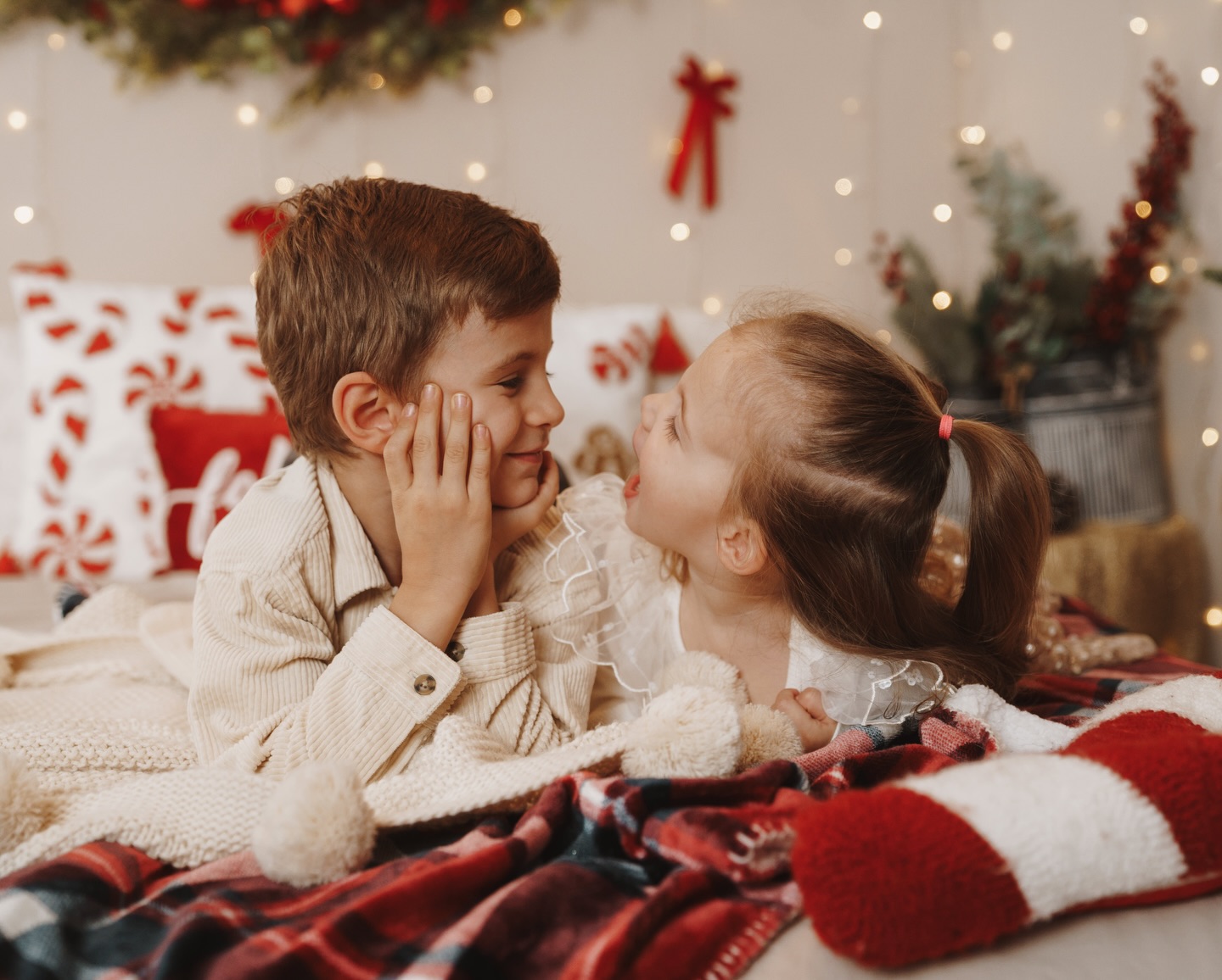 Heiligabend darf leise sein.
Ohne Pflichtgefühle, ohne Erwartungen, ohne dieses Gefühl, funktionieren zu müssen.
Heute zählt nicht, wie perfekt alles ist, sondern wie ehrlich es sich anfühlt.
Ob im festlichen Kleid oder im Pyjama –
Hauptsache, das Herz ist leicht und die Menschen um uns herum echt.
Ich bin unendlich dankbar für meine Familie, für Nähe, für Zusammenhalt
und für all die kleinen Momente, die man nicht planen kann.
Und genauso dankbar für jeden einzelnen Menschen,
der mir dieses Jahr sein Vertrauen geschenkt hat –
für meine Kundinnen und Kunden, für Begegnungen, Gespräche
und Wege, die sich kreuzen durften.
Danke für all das Vertrauen, die Wertschätzung und die Unterstützung.
Möge dieser Abend uns daran erinnern,
dass wir nichts leisten müssen, um wertvoll zu sein.
Frohen, friedlichen Heiligabend. 🤍🎄✨
#heiligabend #dankbar #christmas #familie