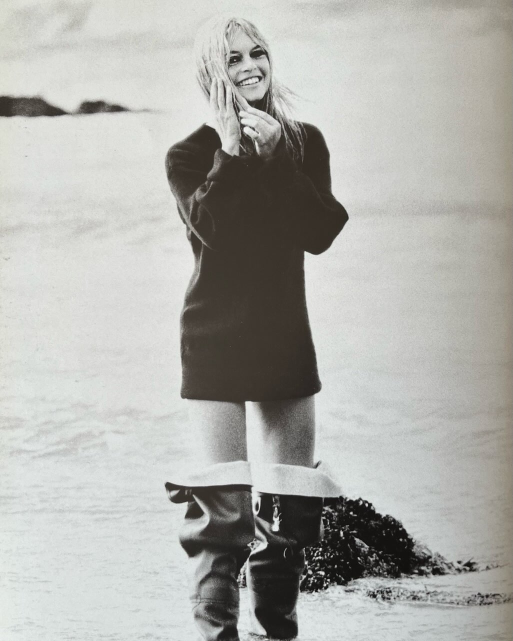 Brigitte Bardot 🖤 Sacrée BB
💬Peut-être la femme la plus belle et la plus sexy au monde!
Symbole de la libération de la femme à l’époque de ma maman, actrice au style inimitable, militante de la cause animale…
Lors de l’exposition Famous en 2022, j’avais présenté et proposé à la vente plusieurs photographies de Brigitte Bardot, prises par les paparazzis Bruno Mouron et Pascal Rostain. J’avais été frappée de voir à quel point elle touchait aussi les jeunes générations, sans doute parce qu’elle a toujours été libre et profondément elle-même.
Photographies de Pascal Rostain et Bruno Mouron
Tirages argentiques numérotés.
#collectionstephaniepeyrissac #brigittebardot #brunomouronpascalrostain