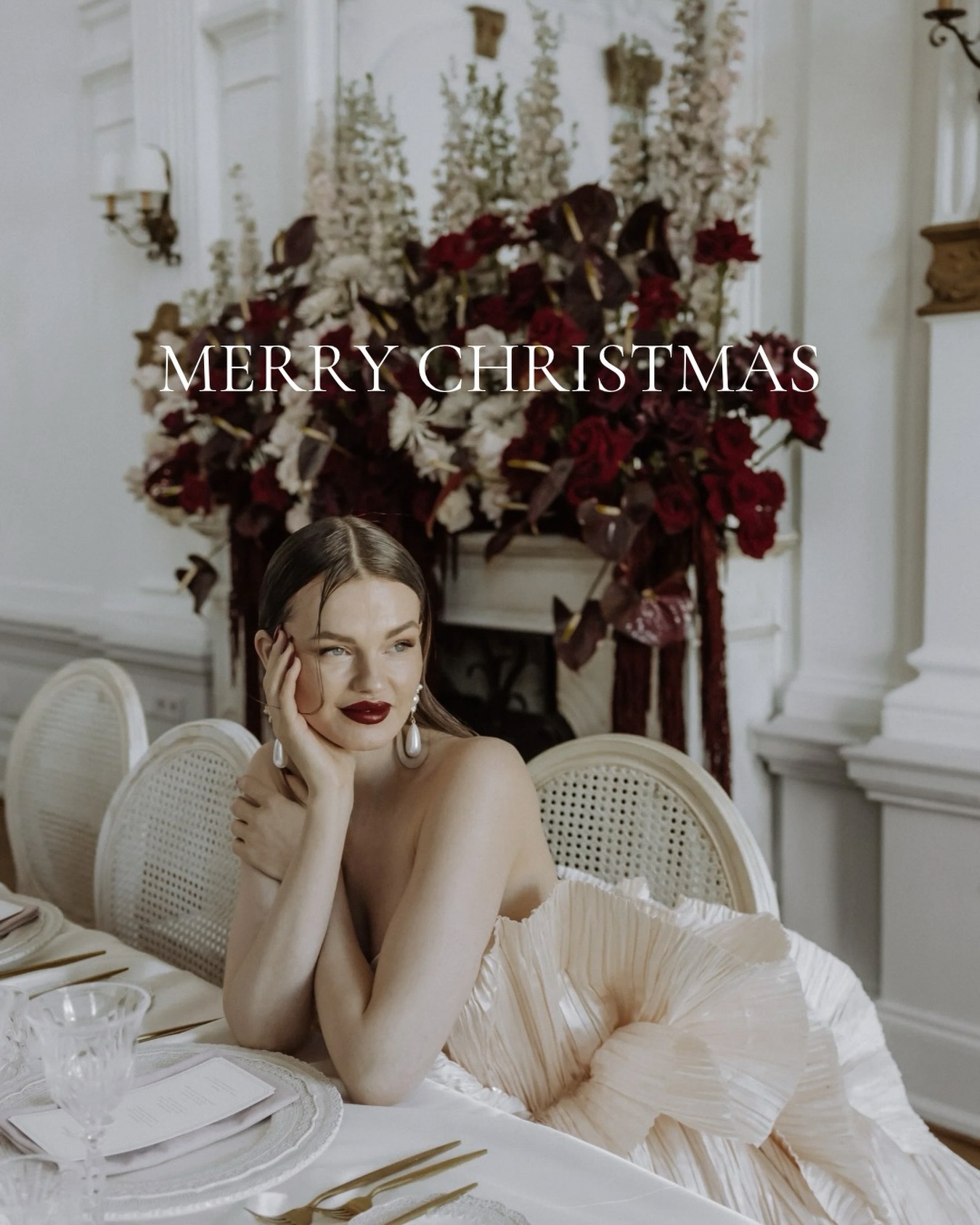 MERRY CHRISTMAS ♥️✨
Dieses Jahr war für euch etwas ganz Besonderes – ein Jahr voller Entscheidungen, Vorfreude, Aufregung und so vieler Gefühle, die man kaum festhalten kann.
Vielleicht war euer Hochzeitstag laut vor Lachen und Tränen vor Glück. Vielleicht gab es auch Momente der Anspannung, des Abschiednehmens, des Loslassens.
Alles gehört dazu – alles ist Teil eurer Geschichte.
Weihnachten ist für mich auch ein Moment, um zurückzuschauen: auf die Versprechen, die ihr euch gegeben habt, auf die Hände, die sich gefunden haben,
auf das „Wir“, das in diesem Jahr noch stärker geworden ist.
Ihr dürft stolz sein – auf euren Weg, auf eure Liebe, auf alles, was ihr gemeinsam getragen und geschafft habt.
Danke, dass ich eure Momente begleiten und festhalten durfte – so nah, so echt, so emotional.
Das ist ein Vertrauen, das für mich nicht selbstverständlich ist.
Ich wünsche euch ein Weihnachtsfest voller Nähe, leiser Magie und dem Gefühl: Das ist unser Weg – und wir sind schon so weit gekommen. ✨
Eure Kea 🤍
Workshop:@vickybaumann.de
Eventplaner: @levin.wedding
Location: @villa_langenberg
Day Assistent: :@perfectplan.weddings
Deco+Furniture+Crockery: @hochzeitsdekoration
Flower: @bluetenreich_florist
Paper:@Papierromantik
Traverse: @arndt_eventtechnik_
Bridal styling: @ninanolepahairmakeupdesign
Dress: @annettebasilius.d_s
Cake: @lepompom_cupcakes
Catering: @catering_royal_nrw
Model: @tessalexandrajansen