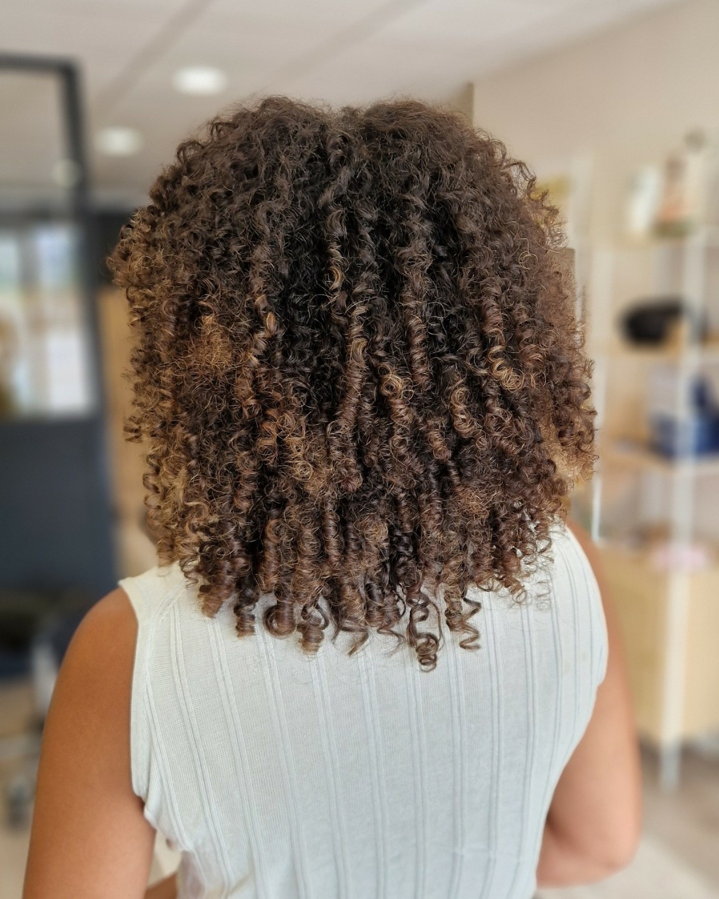 Un avant/après plein de caractère 🤎
Les boucles se révèlent, la forme s’équilibre, le volume devient plus harmonieux... ✨