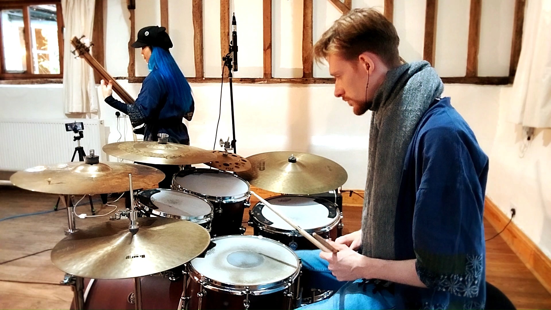 Small @razbanduk clip from one of us playing "SSPE", if you want to watch the whole thing, check out the @razbanduk Instagram!
#drums #drumsdaily #ukdrummer #instrumentaltrio #bandvideo #music
##musician