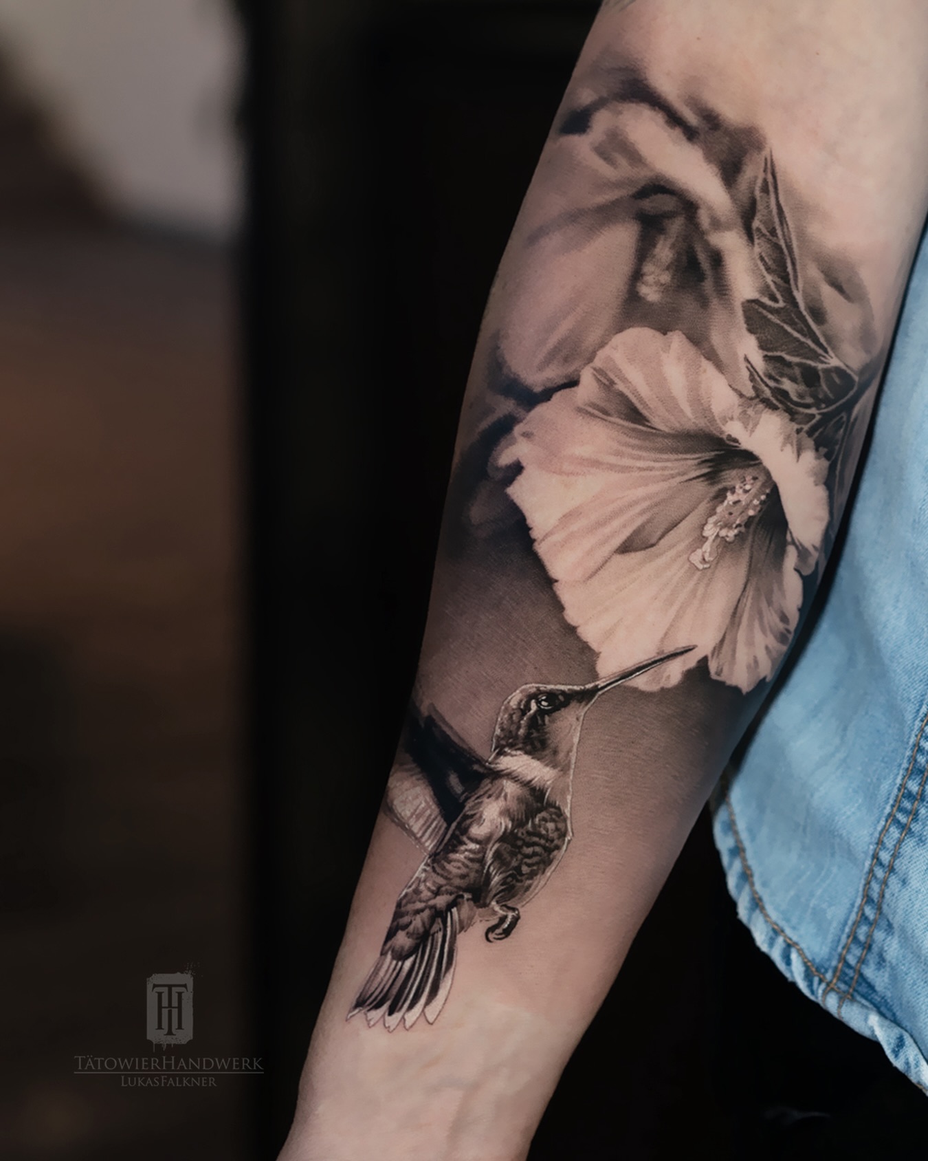 Fresh hummingbird with hibiscus flowers 🌺
#realism #realistic #blackandgreytattoo #hummingbird