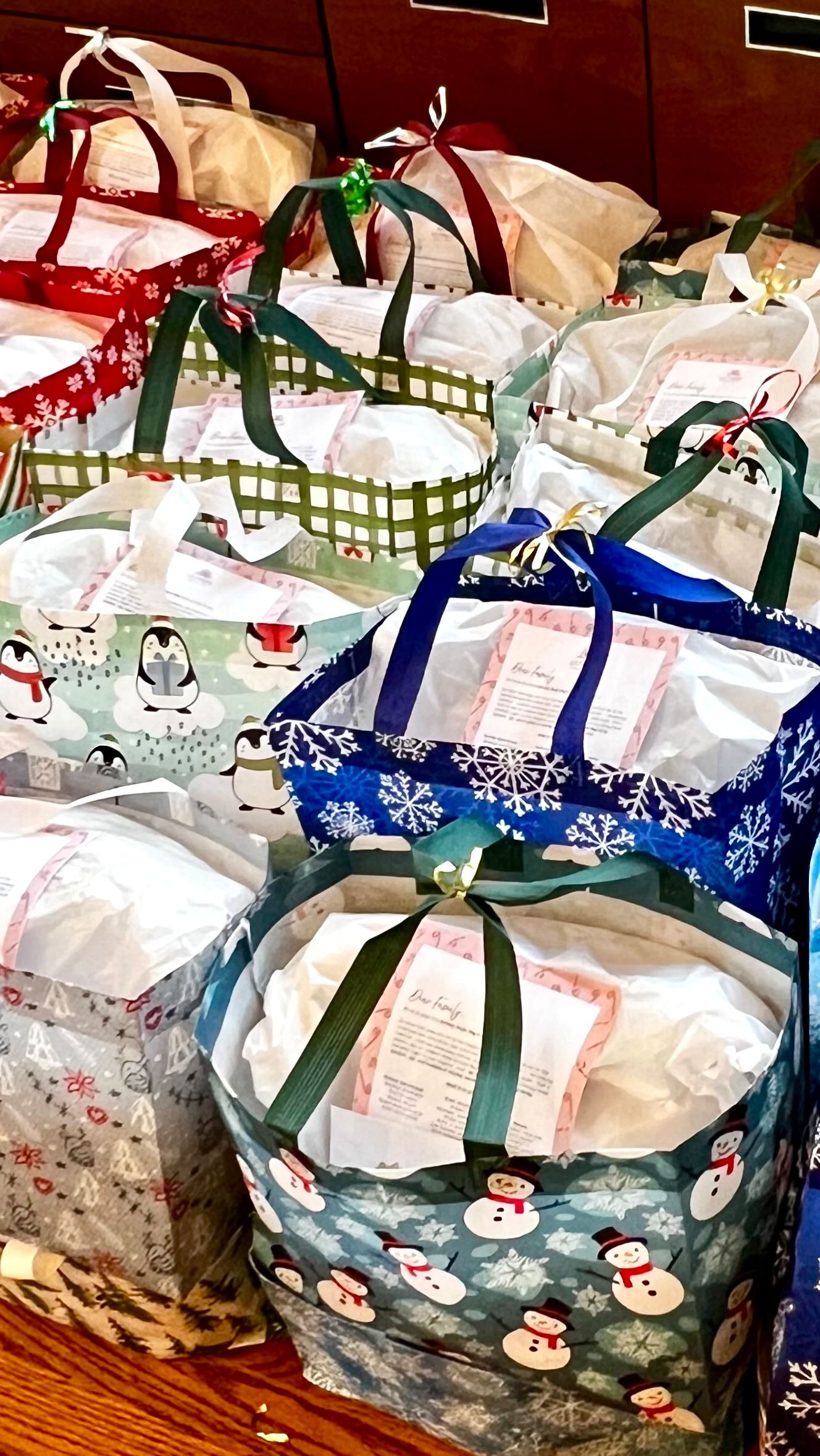 What happens when a whole lot of generosity shows up in a busy December Saturday? ✨
It looks like volunteers assembling gift bags and hot cocoa bar movie kits, kids writing and decorating holiday cards for families they’ve never met, tables full of delicious, donated treats, laughter between packing stations —and 50 Holiday Magic Bags ready to bring comfort and cheer to families spending their holiday at @uvahealthchildrens hospital.
To every volunteer who showed up, rolled up their sleeves, and made this day special — thank you. To everyone who donated items for the Magic Bags and helped make them possible — we are so grateful for your kindness and generosity.
And a huge thank you to our local food friends who kept us well fed while we worked:
@mariebettecafe
@albemarlebakingco
@itspoppintime_charlottesville
@bodosbagels
@cakebloom
This is what community looks like — showing up for families when it matters most. Next up: highlights from our delivering them to the hospital!
#charlottesvilleva #uvachildrenshospital #uva #cvilleva #holidaymagic #communitycares #cvillelocal #lilypadshousing #holidaycheer #volunteersmakeadifference