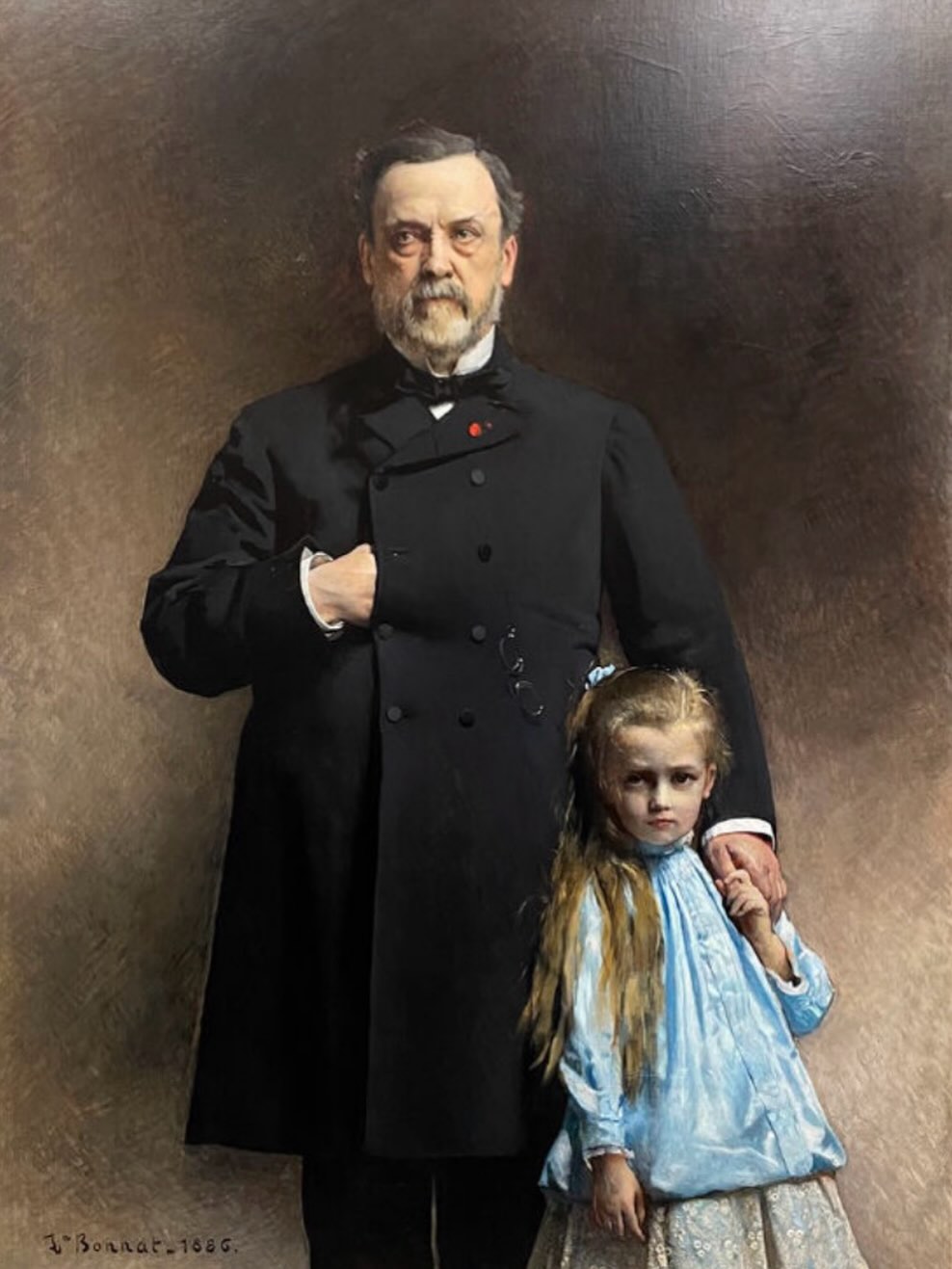 🎂Aujourd’hui 27 décembre : anniversaire de Louis Pasteur né le 27 décembre 1822.
En vacances au Pays basque, c’est l’occasion de vous faire redécouvrir ce tableau touchant de Pasteur aux côtés de sa petite-fille Camille, peint par Léon Bonnat et exposé au musée Bonnat-Helleu depuis novembre 2025.
Léon Bonnat (1833-1922)
Louis Pasteur avec sa petite-fille Camille Vallery-Radot), 1886
© Institut Pasteur / Musée Pasteur
💬Louis Pasteur, figure majeure de l’histoire scientifique française pour ses travaux sur les microbes, la pasteurisation et les premiers vaccins est peint par Bonnat en 1886. Pasteur est alors âgé de 64 ans, vêtu d’une redingote ornée de la rosette de la Légion d’honneur, le lorgnon glissé dans sa poche. À ses côtés se tient sa petite-fille Camille, habillée d’une blouse bleue et d’une jupe en dentelle, appuyée contre lui. Leurs mains sont jointes.
C’est un tableau touchant. Léon Bonnat montre un Pasteur intime et humain : loin de la gloire scientifique, il peint ici le grand-père, dans un portrait tout en simplicité.
Le tableau, en dépôt pour trois ans au musée Bonnat-Helleu, réintègrera l’Institut Pasteur à l’automne 2028.
#collectionstephaniepeyrissac #louispasteur #museebonnathelleu
