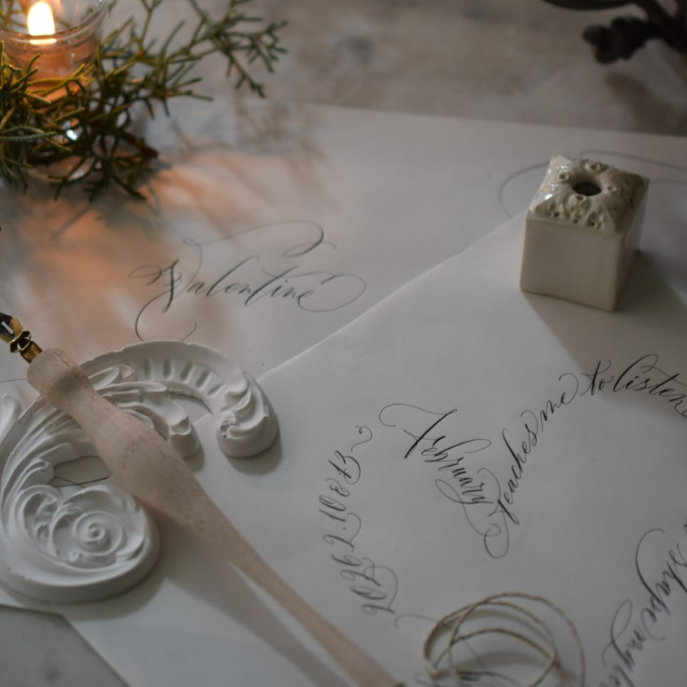 🤍
2026年 コラボレッスンのご案内
※こちらのWSは満席となりました。
お申し込みくださった皆さま、ありがとうございます。
このたび、
フォトスタイリスト・フォトレッスンを主宰されている
@yumiko_kimura112 さんとのコラボレッスンを
開催することになりました。
本レッスンでは、
カリグラフィーを「書くこと」だけに留めず、
写真・空気感・手を動かす時間そのものを楽しんでいただく
そんな内容を予定しています。
カリグラフィーは
初心者の方も、すでに経験のある方もご参加いただけます。
また、撮影会は
スマートフォンカメラでのご参加も可能ですので、
どうぞお気軽にご参加ください。
⸻
Liberty Calligraphy からのささやかなプレゼントとして
陶器製のペンレストをご用意しております。
カリグラフィー道具をお持ちの方はご持参ください。
お持ちでない方には、こちらでお貸しいたします。
文字を書く時間に加え、
ラッピングや簡単な工作のような要素にも
トライしていただく予定です。
⸻
【詳細】
日程
2026年2月10日(火)/ 13日(金)
時間
13:00〜16:00頃
定員
各回 6名
参加費
15,000円
(カリグラフィーワークショップ・撮影会・ティータイム含)
⸻
お申込み
明日 27日(土)21:00より
@yumiko_kimura112
Instagramのダイレクトメッセージにて受付いたします。
※ 投稿写真はイメージ画像となります。
皆さまと、
静かに手を動かし、感覚をひらく時間をご一緒できることを
楽しみにしています。
