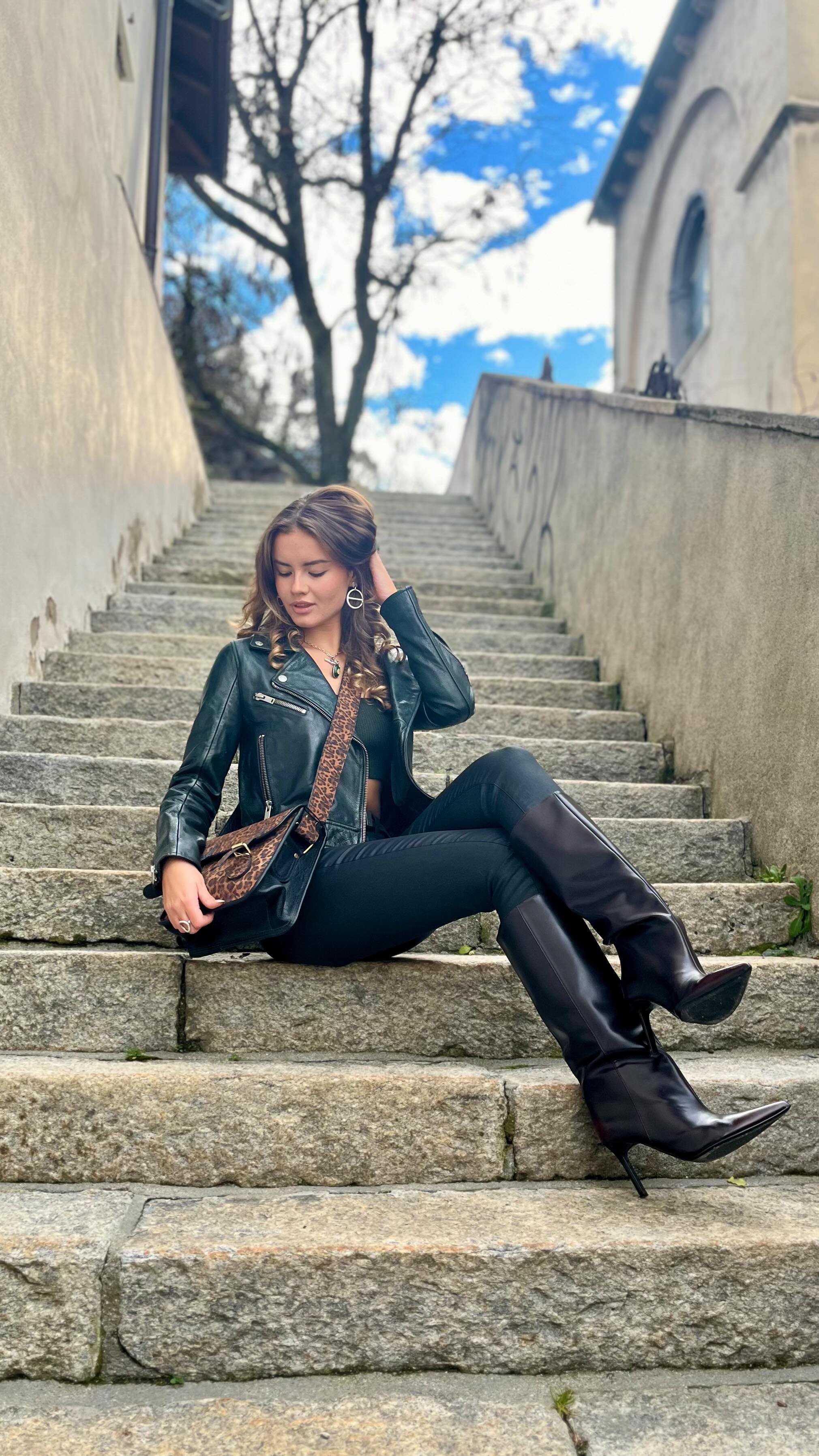 @mariecutlerr porte une veste en cuir et un caban @freemantporter des pantalons @denimstudioparis un sac @paulmarius_officiel et des bijoux @blowbijoux
#jeudi13 #styleoftheday #leather #rock #❤