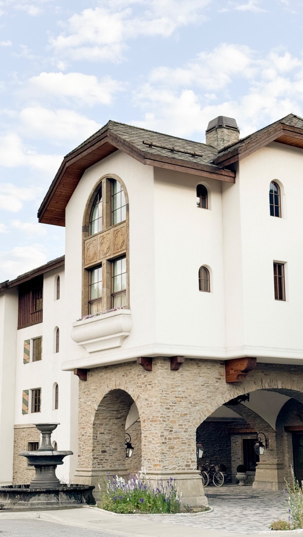 When you’re on vacation, people will tell you to leave your professional camera gear at home. It’s very important that you ignore what they say and you bring your gear with you so that you can forever relive moments like this. It almost looks like AI! #bellevue #bellevuedowntown #bellevueengagement #bellevuewedding #bellevueweddingphotographer #bellevueengagementphotographer #bellevuephotographer #seattle #seattleengagement #seattlewedding #seattlebride #seattledowntown #bellevuepark #seattlefamilyphotographer #bellevuefamilyphotographer #bellevuelifestyle #bellevuelifestylemagazine #bestlifeever #bellevuesquare #bravern #bestofseattle #시에틀 #시에틀사진작가 #지작가 #박작가 #西雅图摄影师 #西雅图 #西雅图婚礼 #西雅图订婚