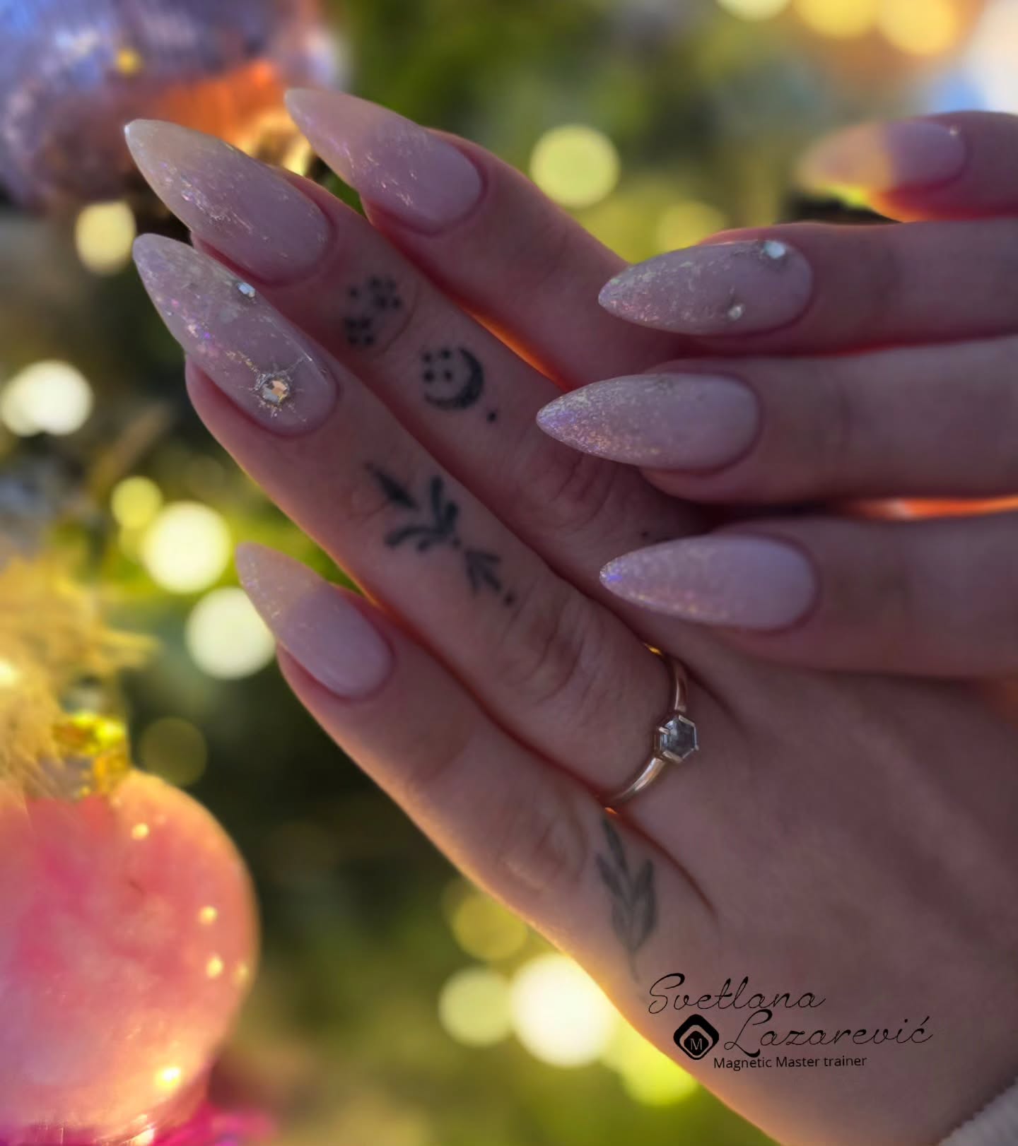 ✨️Glitter ombre mit extra bling🤩
Zarter Glanz, feiner Schimmer und kleine funkelnde Details ✨
Elegant, zeitlos und perfekt für magische Wintermomente❄️🤍
.
.
Soft shimmer, delicate sparkle, and tiny shining details ✨
Elegant, timeless, and perfect for magical winter moments ❄️🤍