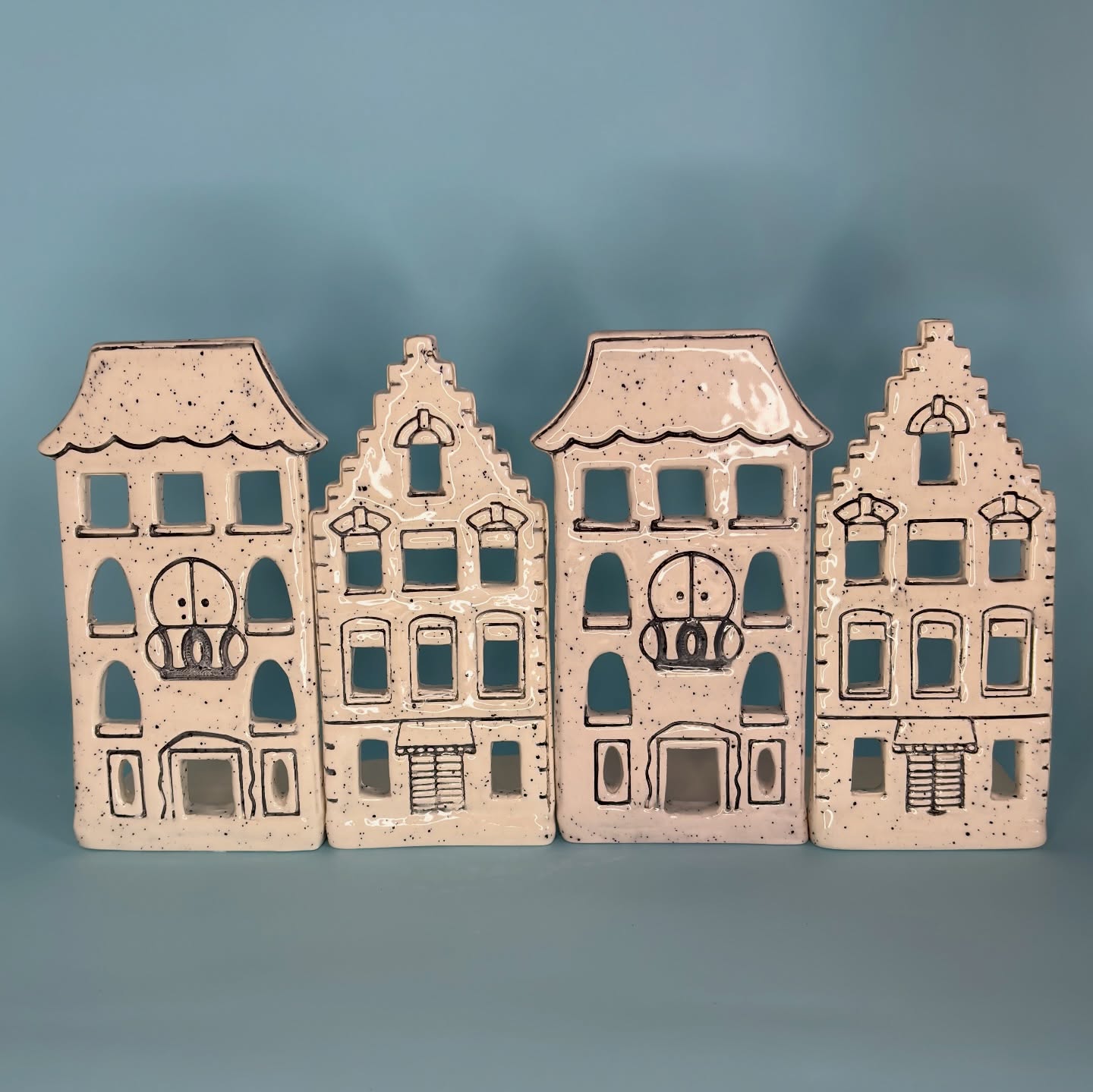 Amsterdam House Tealight mumluklar hem yılbaşında hem de tüm yıl boyunca kullanılabilecek zamansız bir tasarım.
Seviyorum yahu her alanımıza estetik katacak şeyler tasarlamayı!