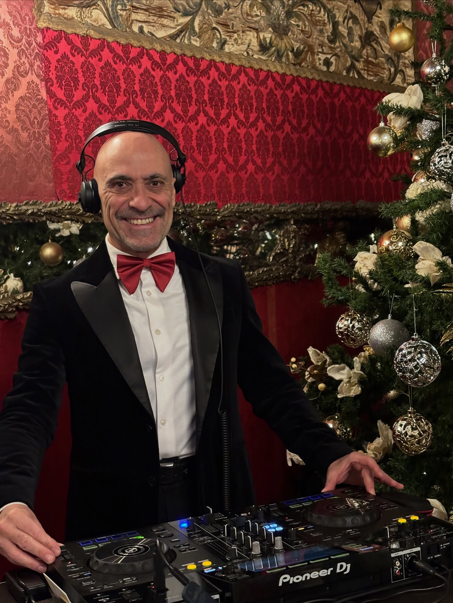 Tanti cari auguri di Buon Natale e Serene Feste 🥂🎁
#natale #palazzobrancaccio #merrychristmas #musicplannerbystefanocapasso #weddingmusic