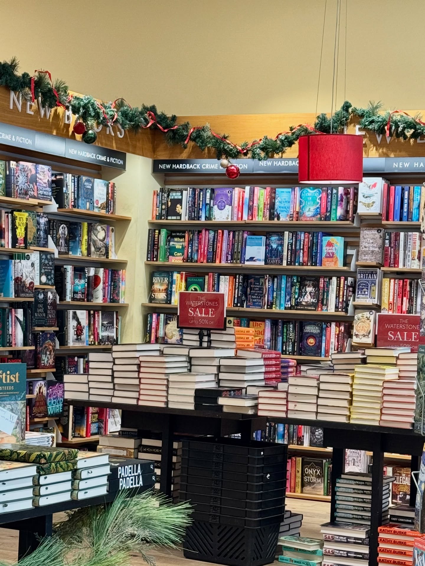 Happy Boxing Day all! I hope you had a wonderful day yesterday. Did you get any bookish gifts? I’m in a new Waterstones (new to me anyway) to spend the gift card my dad got me 📚
•••
#books #reader #booksta #bookstagram #bookstagrammer waterstones, reader recs, book recs