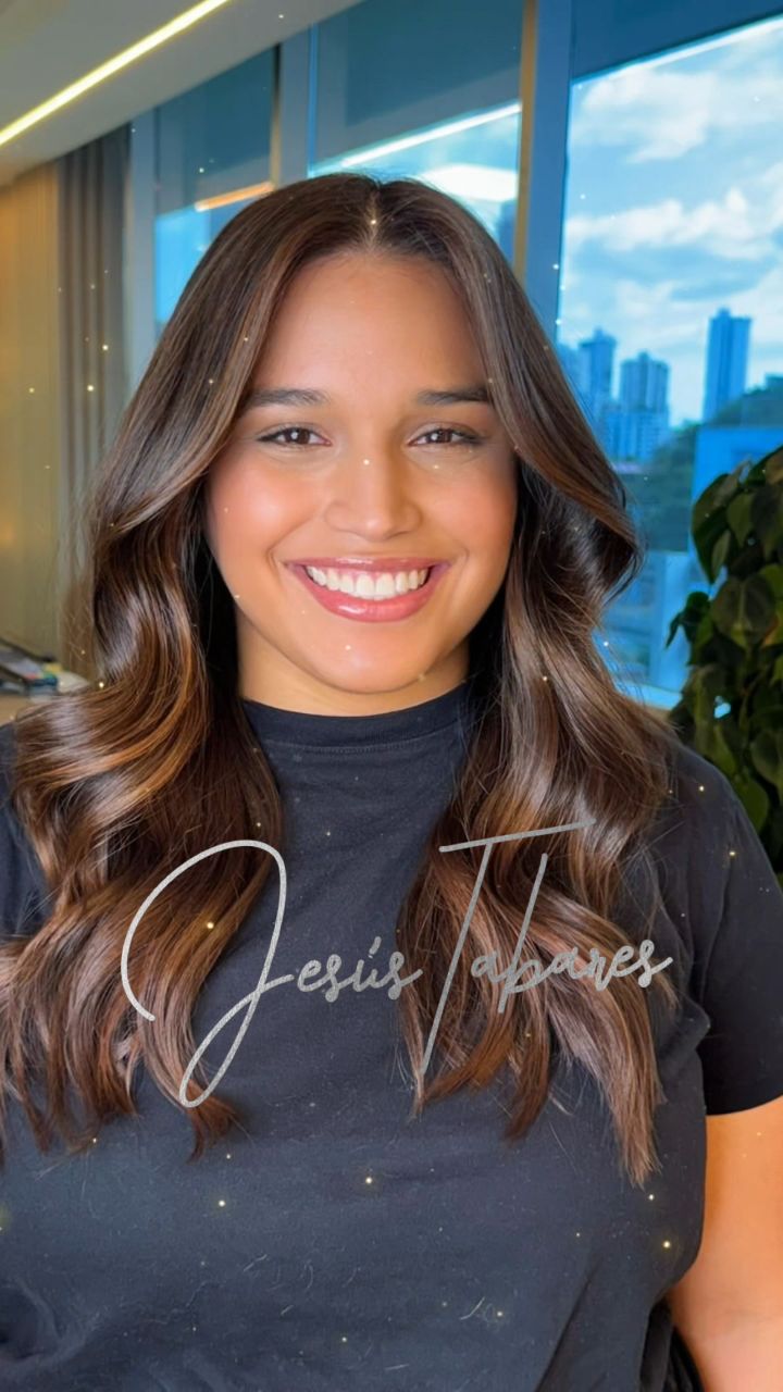 El mejor regalo que recibí esta Navidad no estaba debajo del árbol, sino en la silla de mi salón: la confianza de cada una de ustedes.
Gracias por permitirme crear, transformar y, sobre todo, por dejarme ser parte de su brillo.
A todas las mujeres increíbles que pasaron por mis manos este año: gracias por inspirarme. ¡Feliz Navidad! Que sigan brillando siempre. 🎄❤️
#JesusTabaresSalon #FelizNavidad #Gracias #HairTransformation #Panama