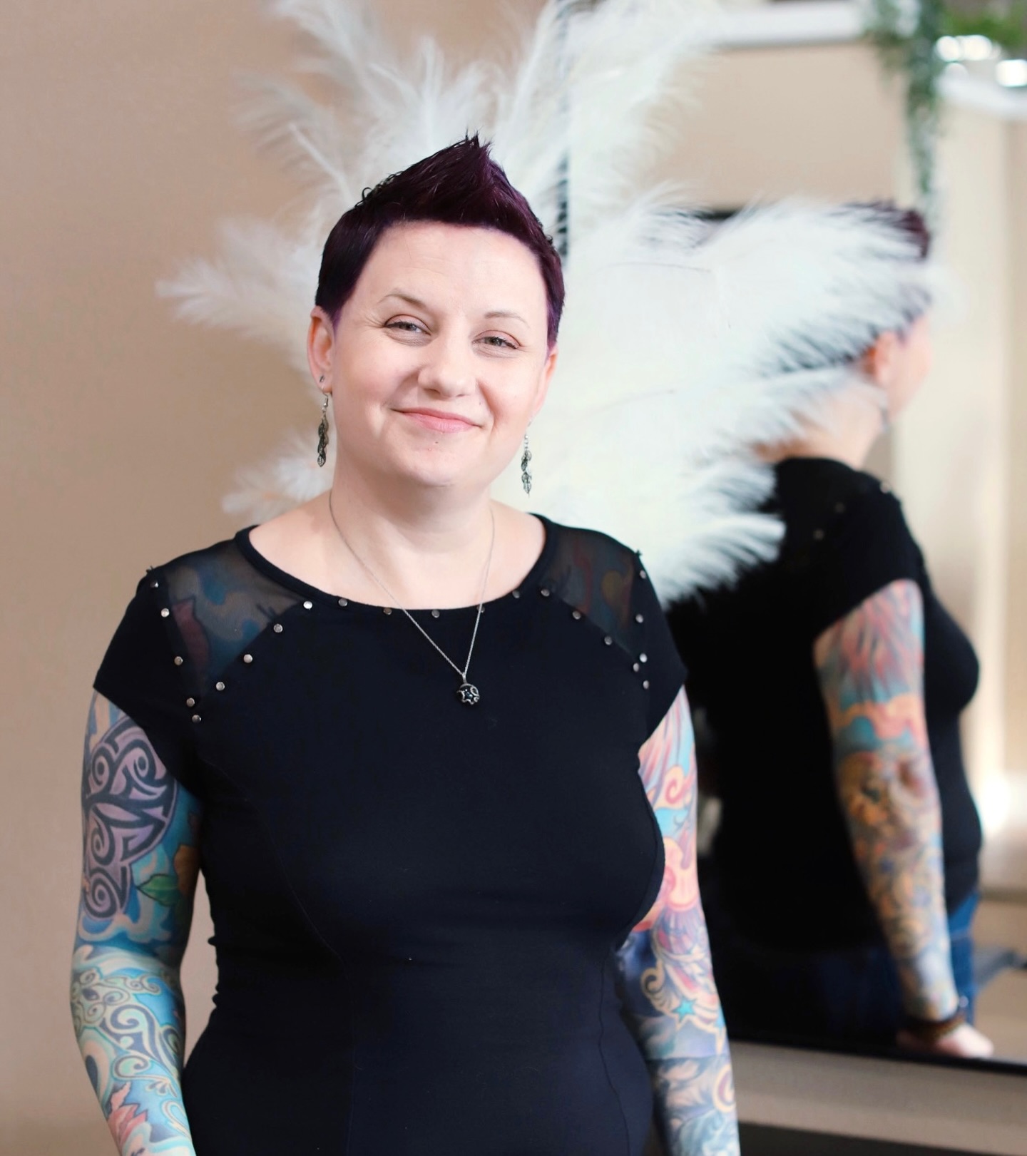 We’re growing! 🌱✨♥️ Welcome S E L E N A to the Arte Hair Studio team!
Selena has always been fascinated with the science of hair, whether it was doll, wig, or human hair! Licensed since 2005, and with a background in mental health, Selena values the connections made beyond hair behind the chair. 🧠✨
Selena specializes in alternative hairstyles and vivid color, 🎨 👩🎤choosing Arte as a salon home based on its warm, welcoming, and supportive environment. 🏡 ♥️ Be sure to give Selena a warm welcome next time you’re in the studio!
.
.
.
.
.
#artehairstudio #bellevuewa #bellevuesalon #rentonwa #rentonhairsalon