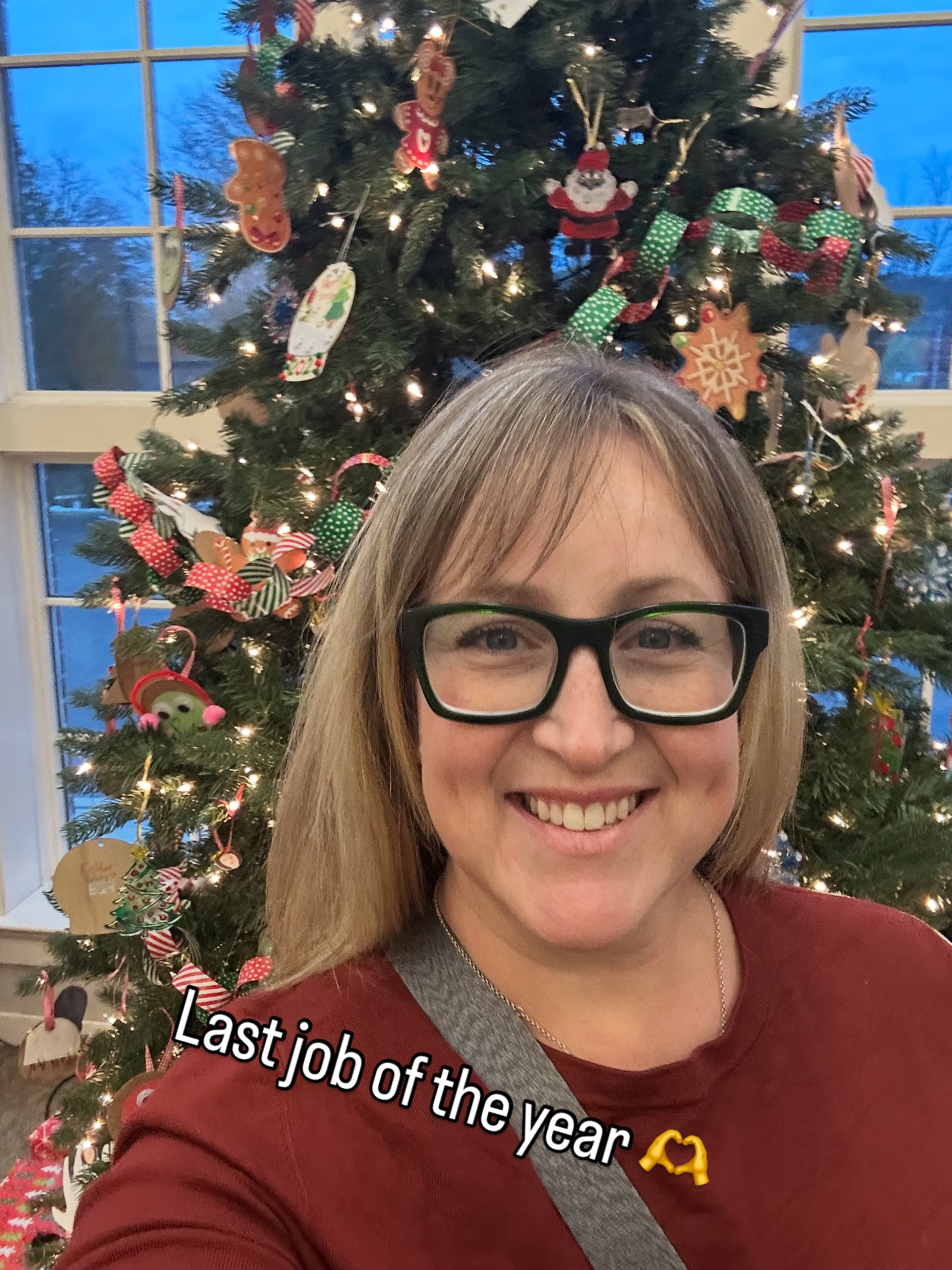 Some of you might know I’m a single (divorced) mom. So on holidays I don’t have my kids, I work. And the religious holidays I don’t have my kids, the wonderful people of @firstpreswheaton hire me to photograph their services and beautiful congregation. I’m always thankful for a warm welcome on these nights.
But oops, I forgot the cross bar for my backdrop stand. Don’t know how it “walked away” but was able to improvise using a giant reflector and a tall stand. 😮💨 😅 Hope you all are having a cozy Christmas Eve night and I wish you the best for the new year. 🕊️
#shootwithkatie #peaceonearth #professionalphotographer #churchservice #merrychristmas