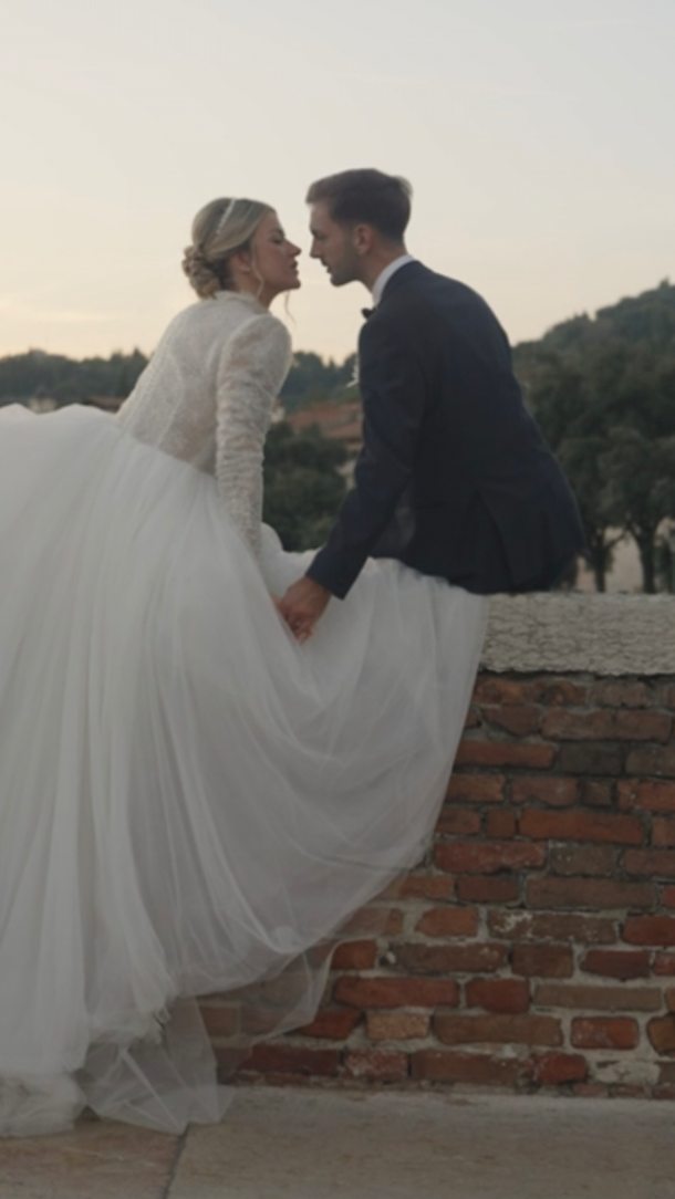 Un momento dal film di Martina e Matteo.
Non sembra ma qui eravamo a Verona ed eravamo circondati da una folla di centinaia di turisti. Nonostante tutto siamo riusciti a fare qualcosa di veramente bello e molto #dreamyvibes
@martinanegriii @matteo_lonardi1
Quest'anno tutte le mie coppie hanno ricevuto il film entro Natale e i messaggi per esprimere entusiasmo non sono mancati.
Una grande soddisfazione dopo una parte di stagione affrontata col piede rotto e un super grazie ai miei clienti che sono stati super disponibili.
#destinationweddingitaly #weddinginverona #destinationweddingphotographers #veronaitaly
Anche a te piacerebbe avere un video così?
