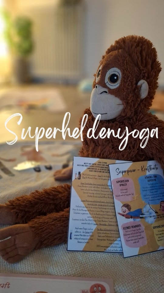 Superheldenyoga🦸♀️
Mein Yoga Affe Charlie hat heute sein Comeback gefeiert und den kleinen Superhelden ein Geschenk mitgebracht.
Den Spruch der tollen Affirmstionskarte haben wir dazu genutzt uns in richtige Superhelden zu verwandeln🦸♀️
Wie es sich für richtige Helden gehört haben wir zudem die Superhelden Atmung geübt, Superhelden Twistet gespielt, kraftvolle Partner Asana geübt (danke an @yokimo.yoga für das tolle Kartenset!), Superheldensprünge gewagt und abschließend bei einer Massage gemeinsam entspannt.
Auch die magischen Öle haben uns in der Stunde begleitet. So haben wir die Mischung "Brave" aus der Kids Collection dafür genutzt uns Mut zuzusprechen. Mit einem Superheldenspray haben wir unseren unsichtbaren Mantel umgelegt und die Mutcreme hat uns bei der Handmassage unterstützt.
Abschließend durfte sich jedes Kind noch einen eigenen Superhelden Roller mischen, der sie auch zuhause immer an ihre Superkräfte erinnern wird.🦸♀️
#kinderyogakurs #Kinderyoga #Superheldenyoga #doterraöle #ätherischeÖle