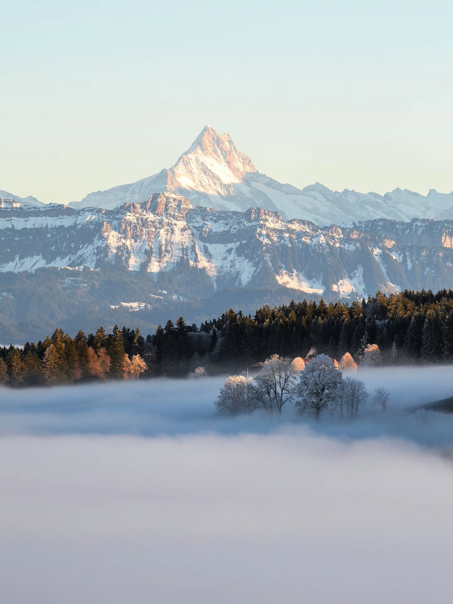 Swipe through the wonderful panorama of the Bernese Alps whilst floating on fog. 🧘♂️
10 vertical photos stitched together in 115'801'371 pixels.