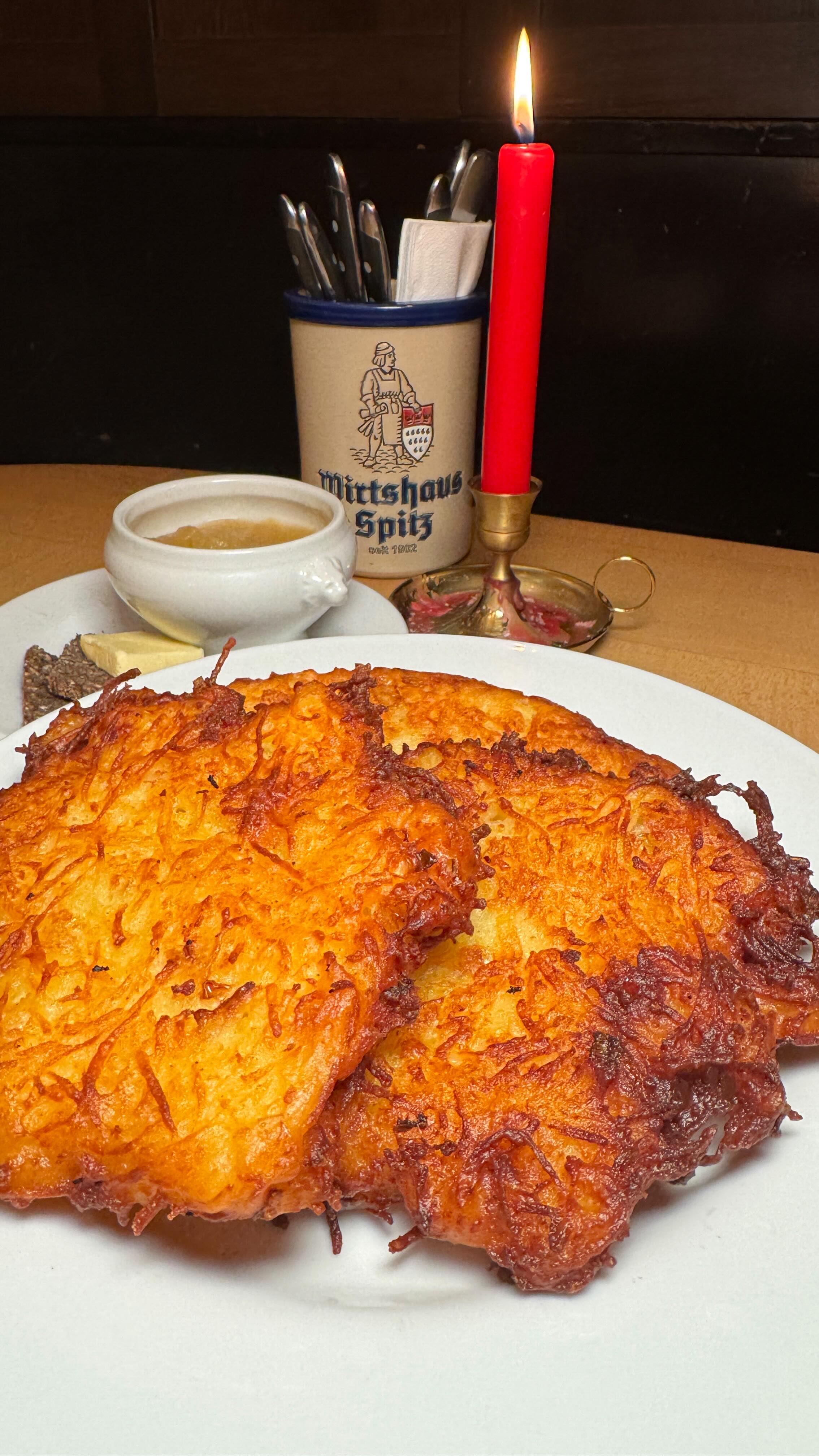 Herzhaft, knusprig und einfach gut.
Goldbraune Reibekuchen mit fruchtigem Apfelkompott, dazu kräftiges Schwarzbrot mit frischer Butter.
#colognefood #cologne #reibekuchen #kölsch #wirtshaus