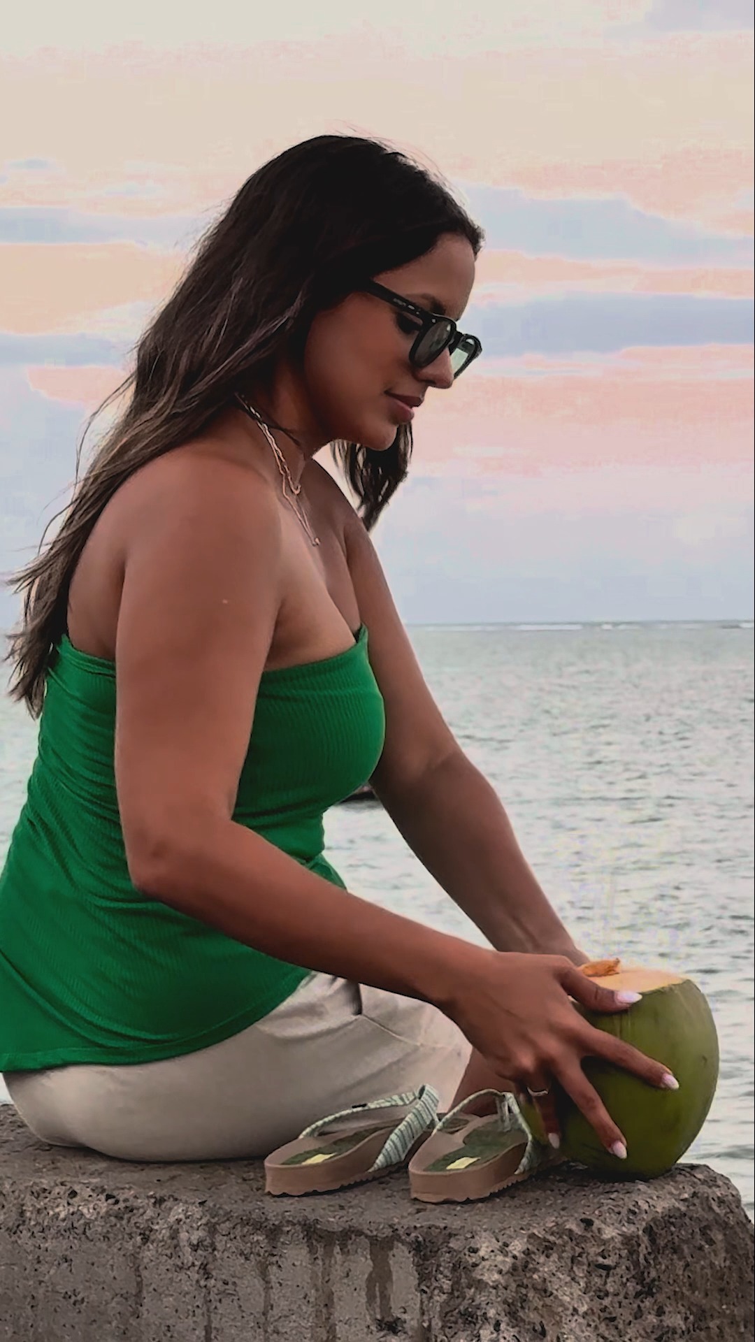 Apresentamos a sandália anatômica feita com a palmilha de fibra de coco, uma inovação que combina o melhor da natureza com a tecnologia para proporcionar uma experiência única aos seus pés.
✅ Protege seus pés com palmilha anatômica em EVA, reduzindo impactos e dores.
✅ Massageia e esfolia naturalmente graças à fibra de coco, deixando seus pés macios e saudáveis.
✅ Combate bactérias e fungos, evitando mau cheiro e infecções.
✅ É superconfortável e respirável, mantendo seus pés frescos o dia todo.
✅ Feita com materiais sustentáveis: poliéster reciclado, borracha com 40% de reciclado e fibra de coco biodegradável.
✅ Vegana e ecológica – sem componentes animais e com produção consciente!
🌎 Para quem ama conforto, saúde e o planeta!
#sustentable #vegano #ecology #ecologia #sustentabilidadecomestilo