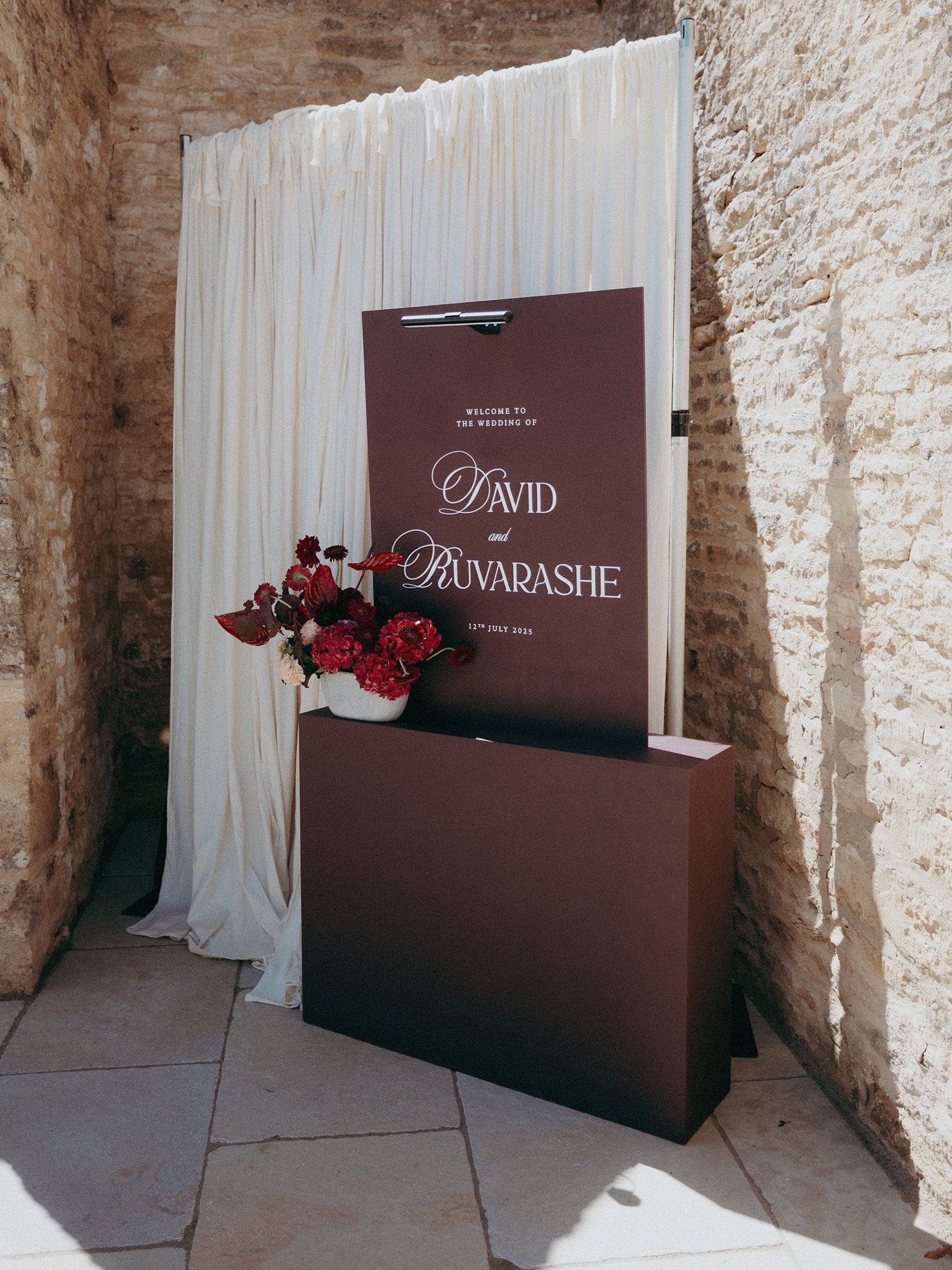 D&R ~
David & Ruva bringing the most gorgeous colour palette to the grid on what was one of the hottest days of the year!
@samdocker.co
@yardspaceivylodge
@honeysuckleflowerco
@byjulesservices
#weddingsign #weddingsignage #weddingwelcomesign #welcomesign #weddingdesign