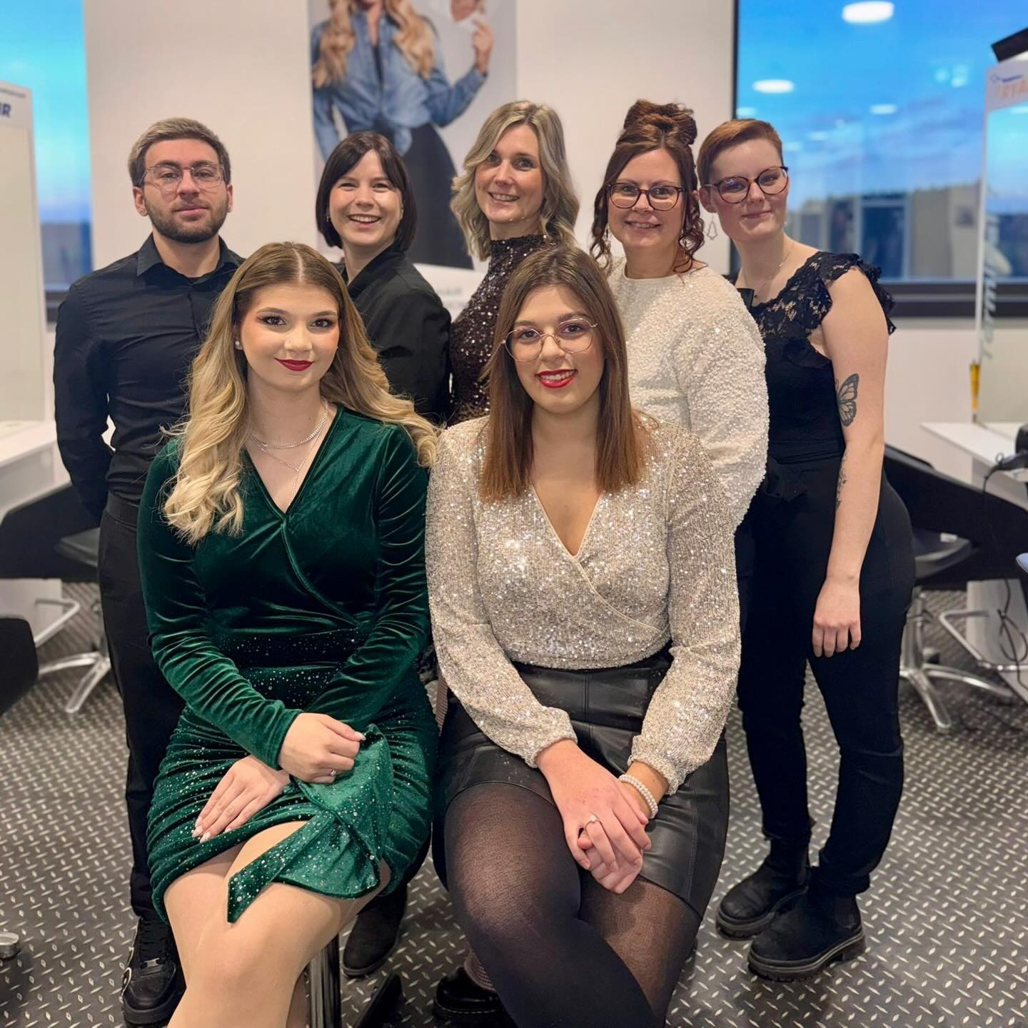 ✨🎄 Nos équipes, notre plus belle force.
À l’occasion des fêtes de Noël, nous mettons à l’honneur les équipes de nos différents salons de coiffure.
Sourires, complicité et passion : merci à chacun et chacune pour votre énergie au quotidien.✨
#coiffure #luxembourg #balayage #findannee #barber