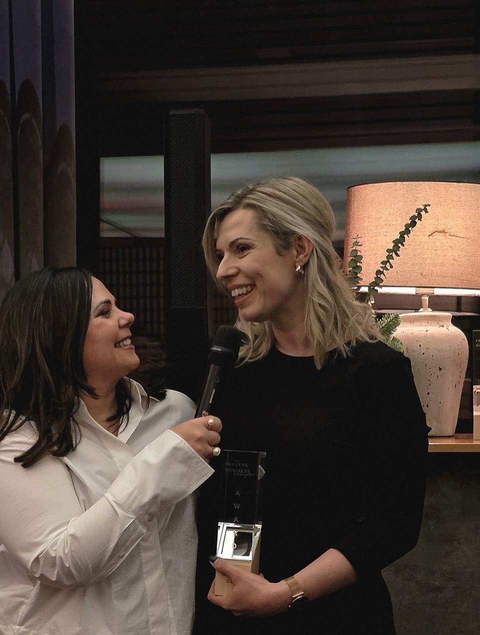 Meine Arbeit ist Musik.
In dieser besonderen Zeit – zwischen Rückblick und Neubeginn, zwischen Loslassen und Aufblühen – wird mir wieder bewusst, was mich wirklich erfüllt:
✨ Jede einzelne meiner Kundinnen ist ein einzigartiges Lied.
Mit ihren eigenen Tönen. Eigenen Rhythmen. Mit Sehnsüchten, Mut und einem ganz eigenen Klang.
Ich bringe Wissen mit – aus vielen Jahren im Management, aus fundierten Coaching-Ausbildungen, aus meinem vollen Werkzeugkoffer. Aber ich spiele keine Playlist ab.
Ich höre zu. Ich stimme mich ein. Und dann komponieren wir gemeinsam.
🎻 Manchmal kraftvoll. Manchmal zart. Immer echt. Immer individuell.
Was uns verbindet, ist nicht nur ein Ziel. Es ist Vertrauen.
Es ist die Wertschätzung, die in jedem Gespräch mitschwingt.
Es ist die Anerkennung, dass jede Frau mehr ist als ihr Business.
Und genau deshalb ist diese Arbeit mehr als ein Beruf.
Es ist mein Ikigai – mein innerer Sinn, mein Antrieb, mein Geschenk an die Welt.
Und jede einzelne Kundin ist Teil davon.
Danke für euer Vertrauen. Für eure Offenheit. Für diese gemeinsame Musik.
Gerade jetzt, in den Rauhnächten, spüre ich es ganz besonders:
💫 Die Vielfalt eurer Geschichten ist das schönste Orchester, das ich mir wünschen kann.
Ich freue mich auf ein neues Jahr mit Begegnungen, Tiefe und echter Verbindung.
Wenn du spürst, dass du bereit bist für dein eigenes Lied – du weißt, wo du mich findest. 🎶
#frauenundbusiness #karlsruhe #unternehmensberatung #rauhnächte #coachingfürfrauen ikigai dankbarkeit empowerment achtsamkeit neuanfang