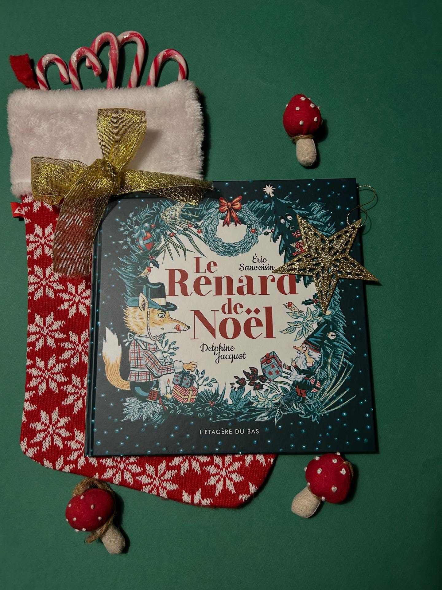 Nous espérons que vous avez passé de bonnes fêtes de Noël… maintenant, c’est fini sauf pour ceux qui célèbrent en décalé. Mais, il y en a un qui est là depuis le mois de novembre et qui ne bougera pas pendant le reste de l’année, c’est « Le Renard de Noël » écrit par @ericsanvoisinn et illustré par @delphine_jacquot. Cet ouvrage est une pépite d’intelligence, d’humour, d’ironie avec des illustrations absolument superbes !
Comme dans l’album « Marions-les ! » du même duo, paru en 2019, il y a un système de double-lecture avec un sapin de Noël et un petit lutin qui commentent - de façon hilarante - l’histoire principale. Le livre est disponible dans toutes les bonnes librairies et sur notre eShop.
Dès 6 ans, 48 pages, 25x25 cm, 16,50€
#letageredubas #albumjeunesse #lerenarddenoel #ericsanvoisin #delphinejacquot