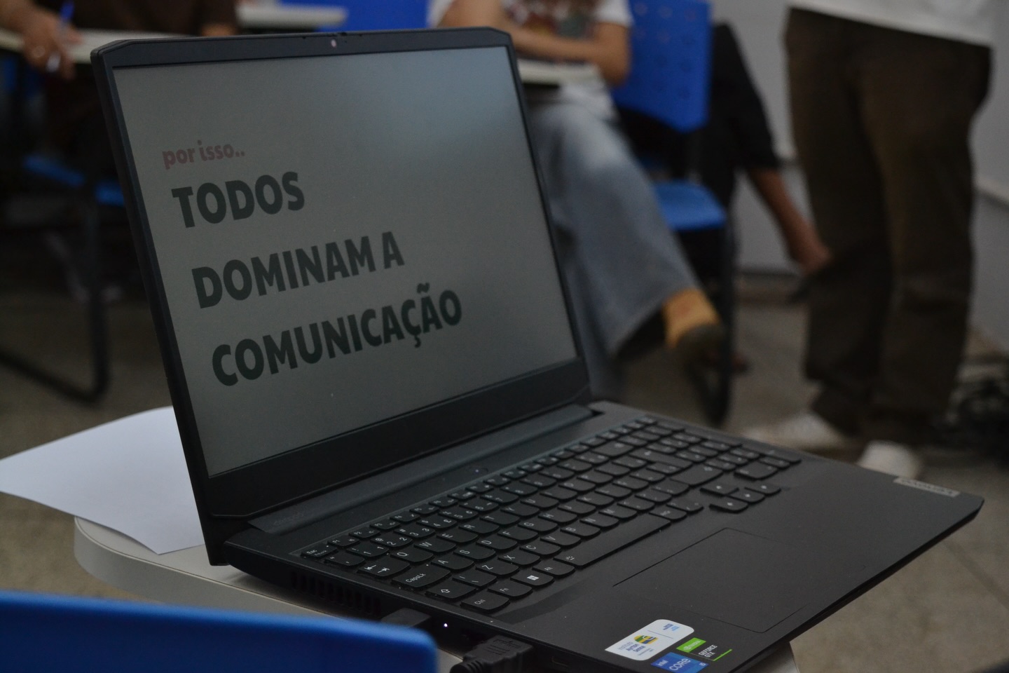 Reviver #MemóriasEducomunicativas é como conectar o presente e pensar no futuro…
E, nessa última edição de 2025, trazemos alguns momentos de oficinas realizadas em parceria com o Instituto Teresa Valsé (@teresavalse) e com o Cieps/UFU (@cieps_ufu ). Respectivamente, as atividades faziam parte da Semana Cultural do Ensino Médio e do Ciclo de Formação do Fórum Regional de Economia Popular Solidária.
Relembramos também nossa mesa “Educação, comunicação e narrativa” na Semana de Comunicação (SECOM) 2025! @cajorufu
Foram muitas oportunidades de aprendizado e troca. O Educom.UFU agradece a todos pelo apoio e parceria em um ano de muitas conquistas e aprendizados 🩷💚
2026 vem aí, com muita educação e comunicação.
E, claro, com novos projetos… 👀 Até ano que vem!
#educomufu #2025 #sósefazjunto