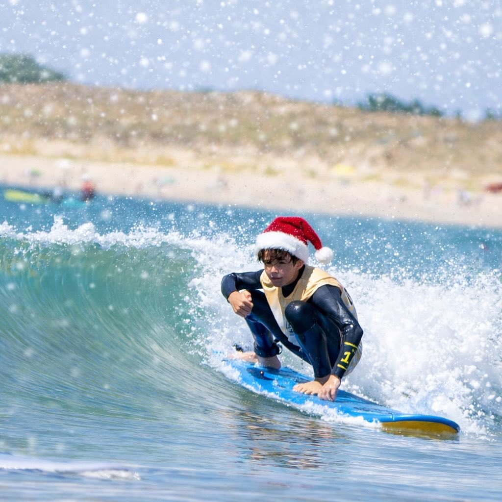 JOYEUX NOËL ! 🎅🏼
On vous souhaite de bonnes fêtes de fin d’année ! Un moment unique pour partager de précieux moments.
On se retrouvera pour éliminer tout ça 😜
*image modifiée par l’IA
#surf #surfing #surfschool #io #oleron #oleronisland