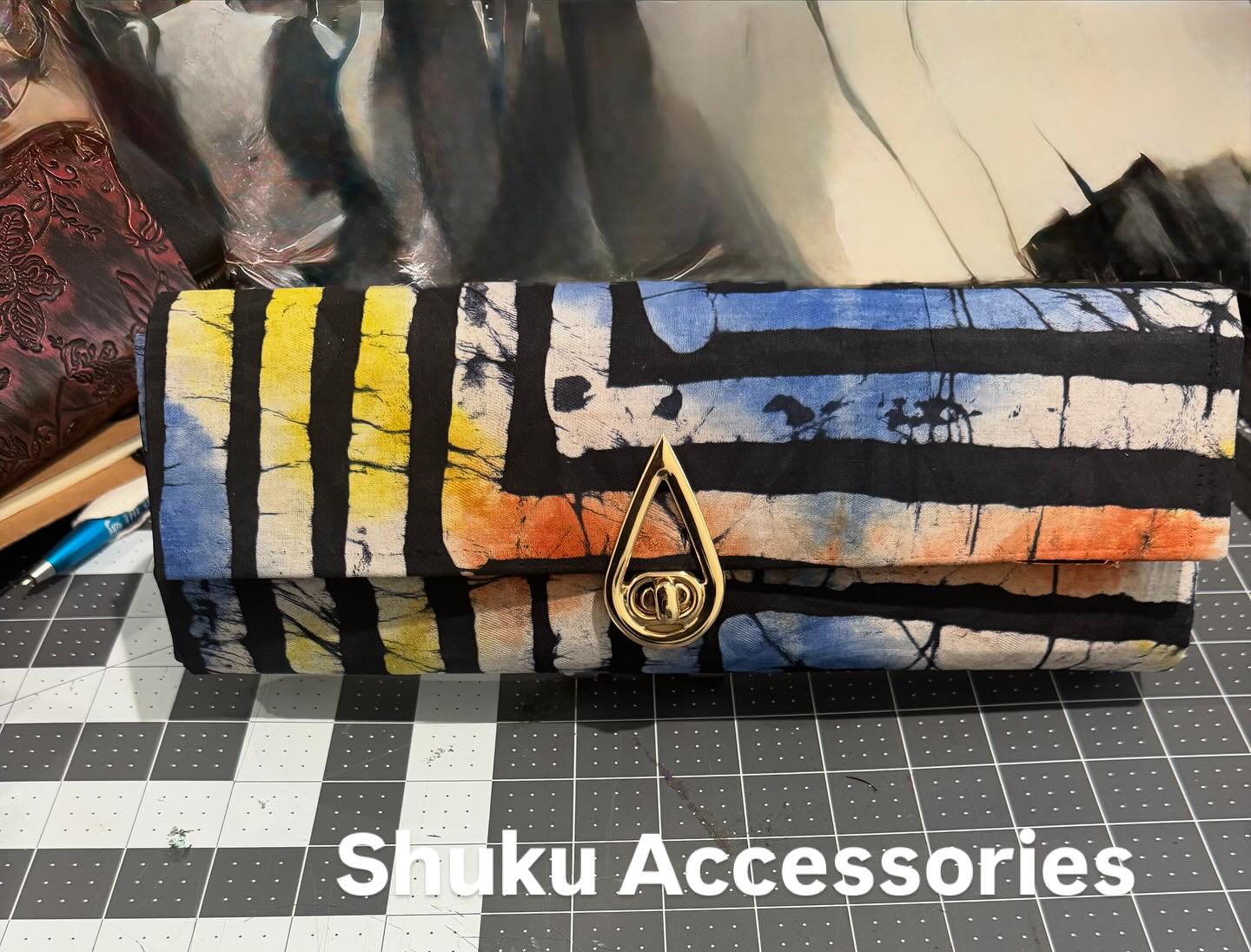 Happy Holidays to all our customers and supporters! May the joy of this season stay with us throughout the year. As a thank you for your support here is a 50% off all merchandise … Code : Shuku50. Www.shukuaccessories.com
#shuku #shukuaccessories #handmadebagsforsale