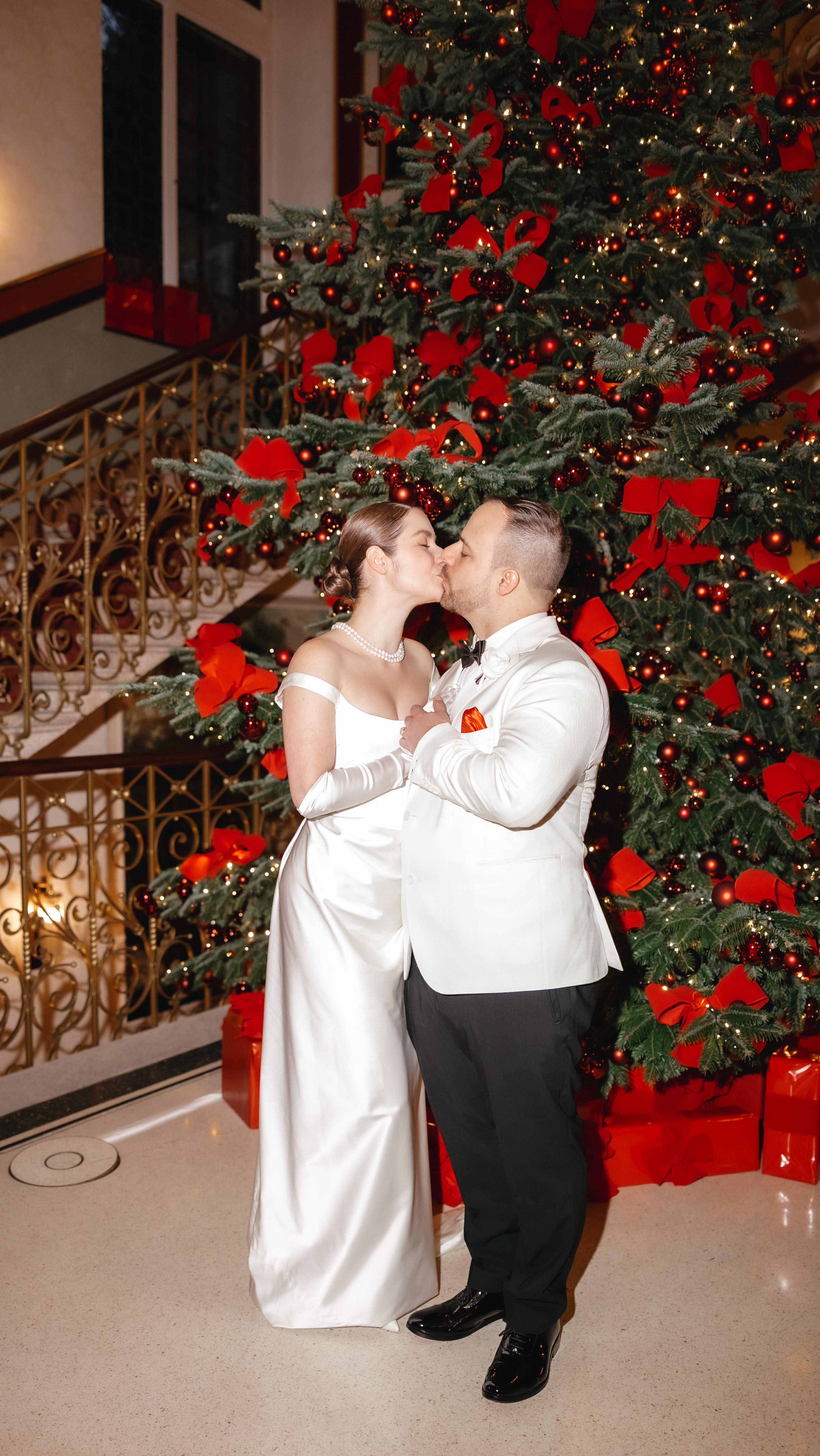 And you have the most elegant, classy wedding plus Christmas decorations!
Bride: @schnugimg
Wedding planner: @mymemories_wedding_planning
Makeup and hairstyle: @makeupartist_vale_
Florist: @luuniq
Officiant: @federleicht_zeremonien
Venue: @thedoldergrand @zivilstandsamtzuerich
Cake: @thedoldergrand
Dress: @viviennewestwood
Shoes: @christianlouboutin
Rings: @tiffanyandco
#christmaswedding #christmaselopement #doldergrand #chritmas