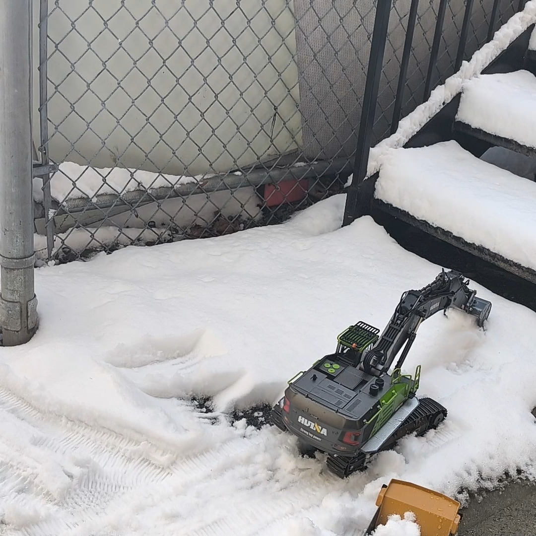 Huina 1593 doesn’t care about winter
Snow, cold, and still getting the job done.
Mini machine. Real fun.
#Huina1593 #RCConstruction #RCExcavator #WinterRun #SnowDay
#RCSandboxNYC #RCSandbox #MiniMachines #HandsOnPlay #NoScreensJustFun